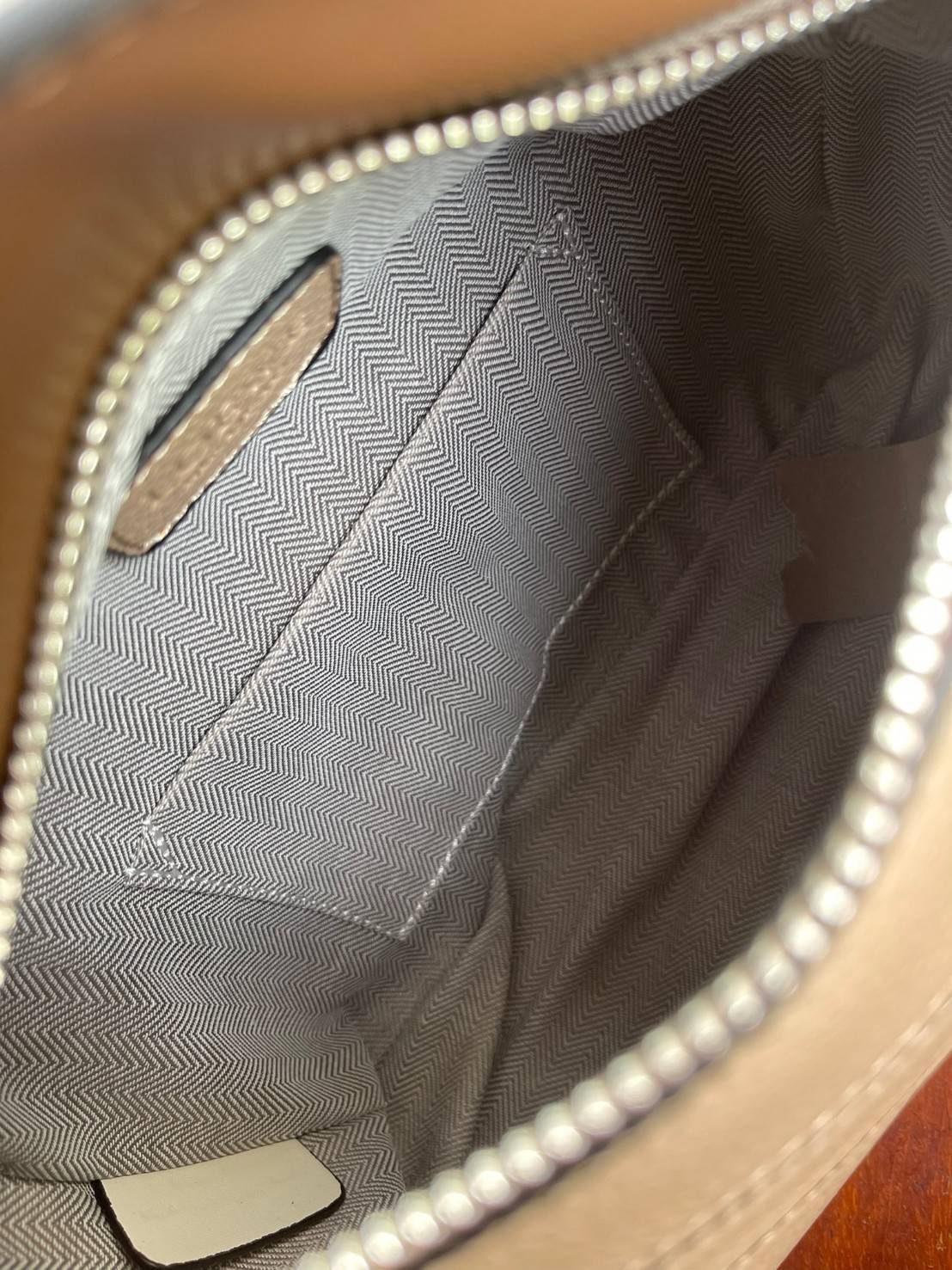 Loewe Puzzle Bag In Classic กระเป๋าทรง Puzzle นี้ออกแบบโดย Jonathan Anderson โดยได้รับแรงบันดาลใจในการออกแบบมาจากรูปทรงของลูกรักบี้ ดังนั้น จึงจะเห็นได้ว่าการตัดเย็บและรูปทรงของกระเป๋านั้นคล้ายคลึงกับลูกรักบี้ รูปทรงดูมินิมอลไม่ทิ้งคอนเซ็ปต์ของแบรนด์ สามา