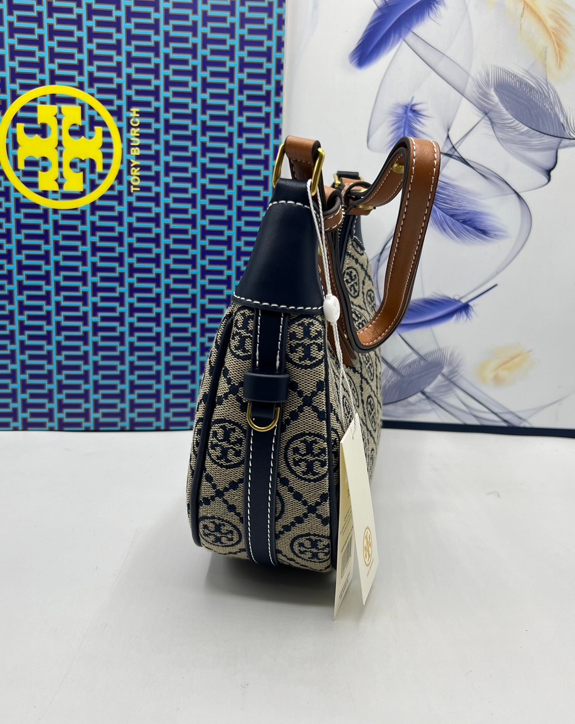 Tory Burch T Monogram Raffia Crescent Bag กระเป๋าสะพายโฮโบ ดีไซน์ทันสมัย เกรดออริ สลับแท้ 1:1 ใช้งานต่างประเทศได้