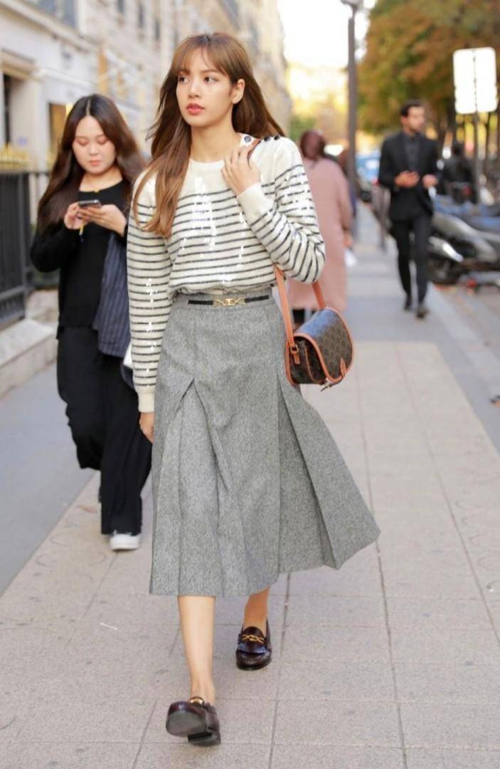 CELINE Folco bag in Triomphe canvas and Leather กระเป๋าสะพายข้าง รุ่นตามหาเข้าเพิ่มเติมสต๊อกพร้อมส่งแล้วค่าสาวๆ รุ่นยอดฮิต ขายดีไม่มีตก ทรงสวยโดดเด่นเป็นเอกลักษณ์ ดีไซน์โค้งมนสวยงาม