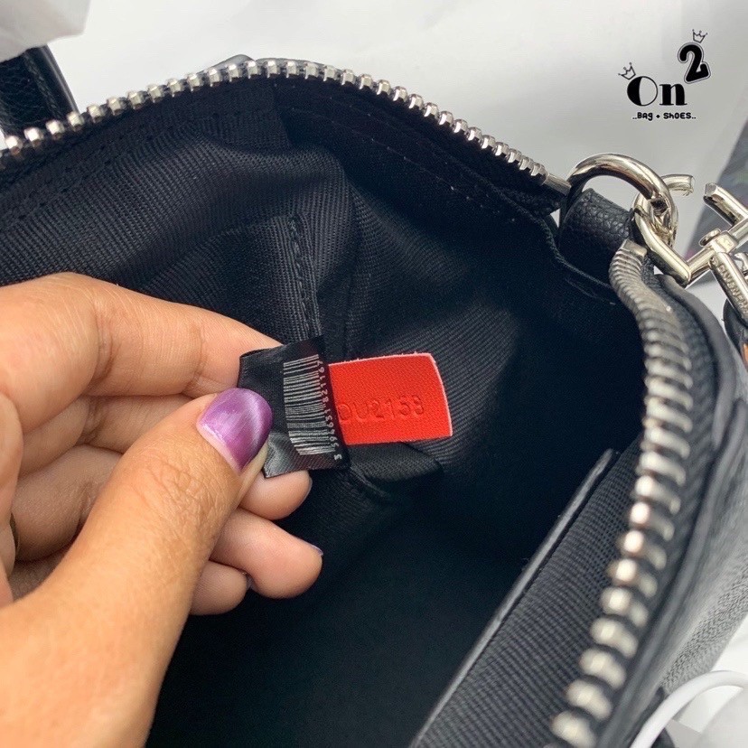 Givenchy Antigona Mini leather shoulder bag กระเป๋าสะพายทรงหมอน งานซิปบน หนังเรียบ อะไหล่เงิน มาพร้อมสายสะพายยาวถอดออกถือได้ กระเป๋าสุดคลาสสิก ใบเดียวก็เอาอยู่ Day to Night Bag เข้าได้กับลุค Smart Casual ด้วยทรงกระเป๋าที่ฐานกว้างใส่ของใช้ที่จำเป็นได้ทุกอย