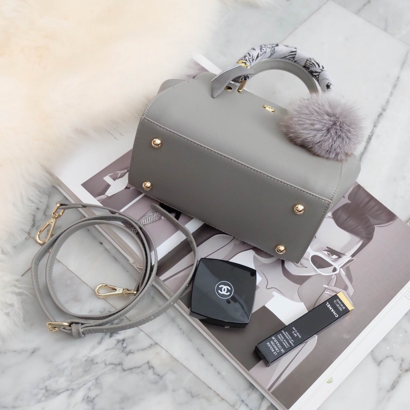 รุ่นขายดีตลอดกาล กระเป๋าหนัง saffiano สวยมากๆค่า รุ่น KEEP Infinite office bag สวย น่ารัก ขนาดตอบทุกโจทย์การใช้งาน เห็นแล้ว **หลงรักเลยคะ 🌲ตัวกระเป๋าขนาดกำลังดีหนังsaffiano ลายสวยที่สำคัญ ดูแลรักษาง่าย ประดับด้วยผ้าพันหูกระเป๋ารุ่นพิเศษ ทำให้กระเป