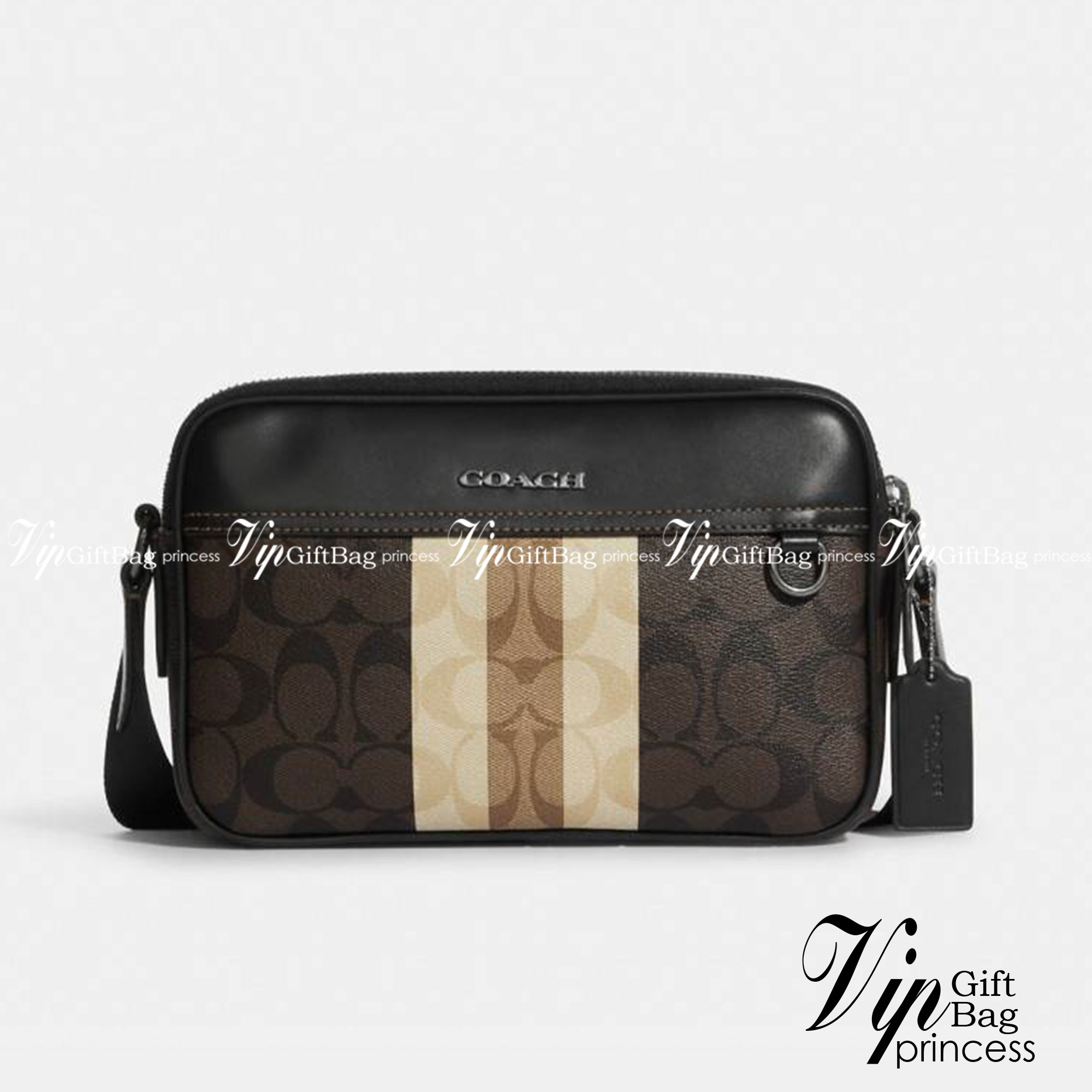 COACH GRAHAM CROSSBODY IN BLOCKED SIGNATURE CANVAS WITH VARSITY STRIPE C9965 อีกหนึ่งกระเป๋าครอสบอดี้รุ่นยอดฮิตสำหรับหนุ่มๆ ที่สาวๆก็ใช้ได้!! ดีไซน์ใหม่เพิ่มดีเทลความแพงไปอีก รูปทรงคลาสสิค ใช้งานสะดวก ง่ายต่อชีวิต วัสดุหนังแคนวาสเคลือบลายสลับหนังแท้ ด้านห