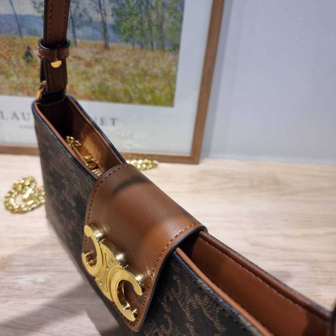 Celine wiltern bag กระเป๋าทรงพอชแบบตัวแม่ สวยมาก สวยแซ่บ ขนาดกำลังดี ใส่ของใส่มือถือได้ทุกรุ่น รูปทรงย้อนยุค สไตล์วินเทจลัคชู มีสายสะพายให้ถึง 2 แบบ สายหนังและสายโซ่ ดูแพงสุดๆ