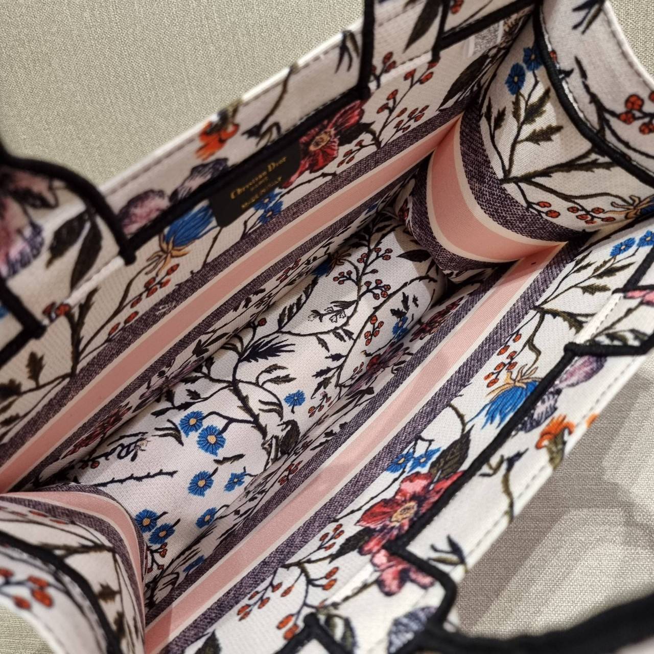 VIP 】HOT ARRIVAL!! DIOR CD SHOPPING BAG WITH GWP กระเป๋าทรงช้อปปิ้งใบใหญ่ จุใจ!! พรีเมี่ยมกิ๊ฟรุ่นดับเบิ้ลฮอต ดีไซน์คลาสสิควินเทจ สวยหรู วัสดุผ้าแคนวาสลายกราฟฟิค ภายในโล่งกว้างมากๆ ใส่ของจุสุดๆ โน้ตบุ้ค ไอแพด กระเป๋าสตางค์ มือถือ หรือเสื้อผ้ายังได้ สะพายค