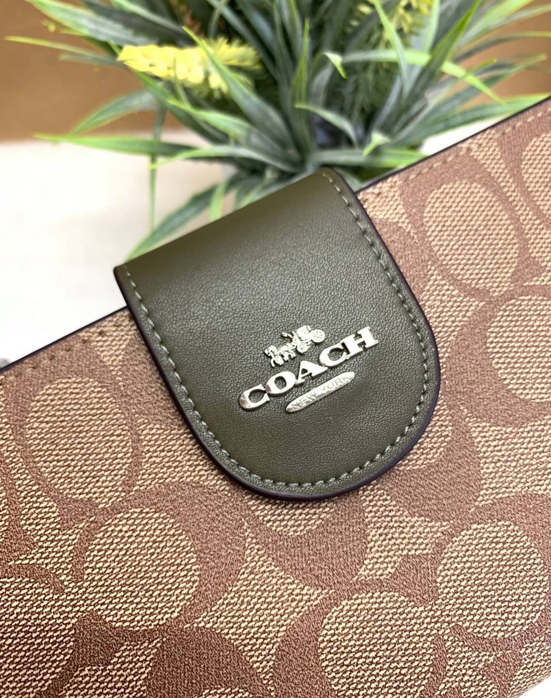 พร้อมส่งครบ 5 สี กระเป๋าสตางค์ที่สาวๆต้องมีติดตัวค่าา😘 COACH TECH WALLET IN COLORBLOCK SIGNATURE ((C2874)) ✔️กระเป๋าเงินใบยาว หนังแท้ พร้อมสายคล้องมือในตัวค่ะ ✔️เปิดปิดด้านหน้าแบบฝากระดุม ภายในมีช่องใส่ธนบัตร2ช่อง ;สามารถใส่มือถือ ip