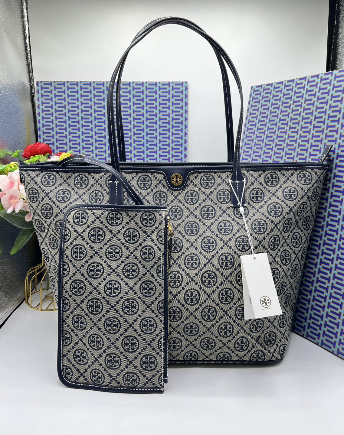 ORI หนังแท้ | Tory Burch T Monogram zip tote bag กระเป๋าทรงโท้ทใบใหญ่ทรงกว้างพร้อมใบเล็กเข้าเซ็ท งานผ้าแจ็คการ์ดตัดขอบหนัง เดอะเบสท์ เซลเลอร์!! ที่สุดของไอเท็มยอดฮิตติดอันดับ ขายดี ขายได้ตลอด ลายโมโนแกรมสุดคลาสสิค สาวๆว่าต้องมีติดบ้านจริงๆน้า