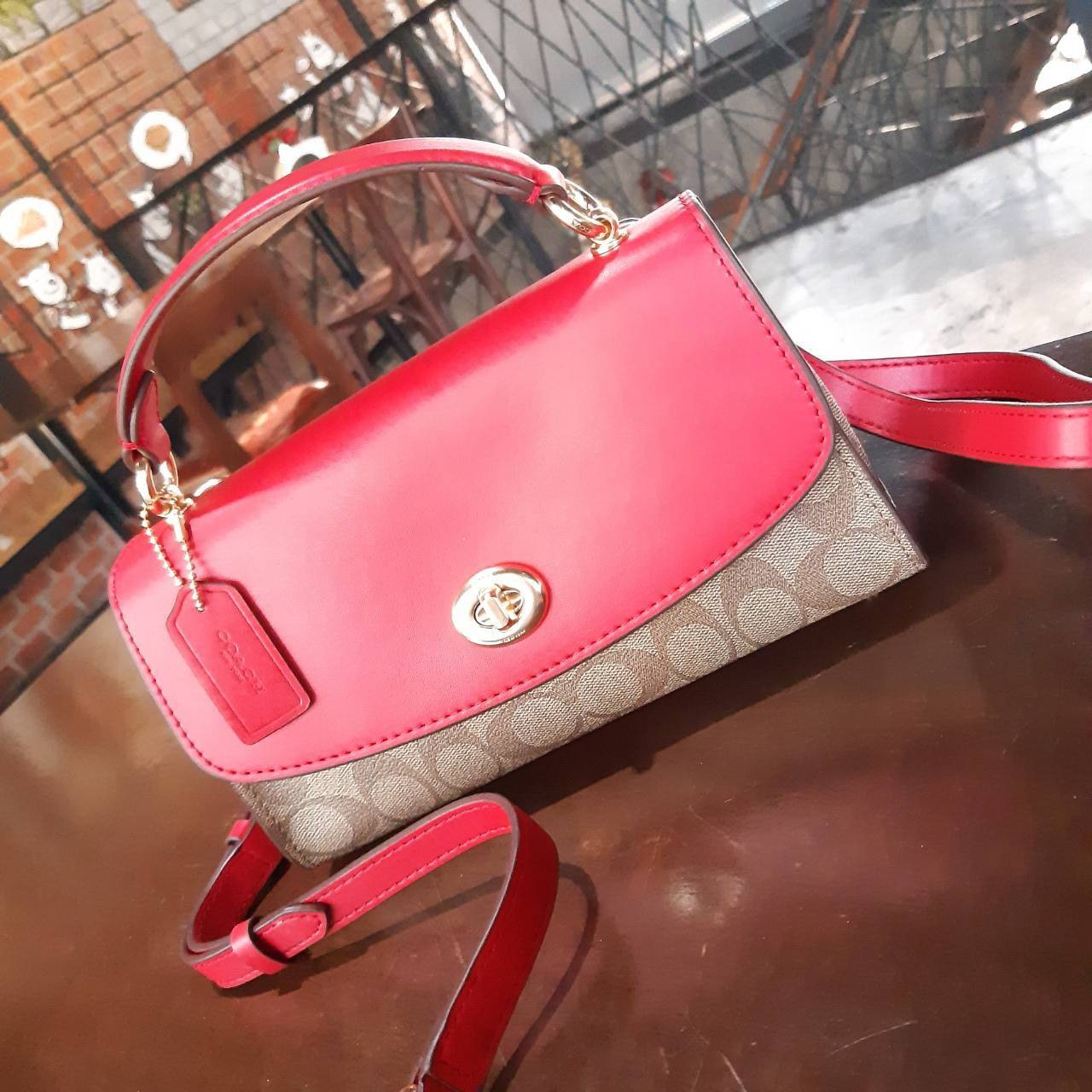 COACH TILLY SATCHEL 23 IN SIGNATURE CANVAS ((C1802//C1439/C1435)) กระเป๋า crossbody สวยหรู ขนาดใหม่ พร้อมสีมาใหม่!! ดีไซน์ย้อนยุค วัสดุหนังแคนวาสเคลือบลายสลับหนังแท้ มาพร้อมหูจับในตัว และสาย crossbody ปรับได้ตามตัว เปิด-ปิดด้วยตัวบิดล็อค ภายในโล่ง บุกำมะห