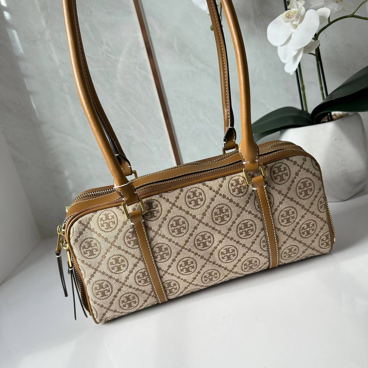 TORY BURCH Small T Monogram Marshmallow Satchel / Tory Burch tote handbag พร้อมส่ง 2 สี ใหม่ล่าสุด กระเป๋าสะพายไหล่ดีไซน์สุดทันสมัย ตัดเย็บสวยงาม ผ้า jacquard ตัดหนัง เปิด-ปิดแบบซิป มีช่องแบ่ง 2 ช่อง มีซิปลับด้านใน ใส่ของได้เยอะมากๆ ค่ะ