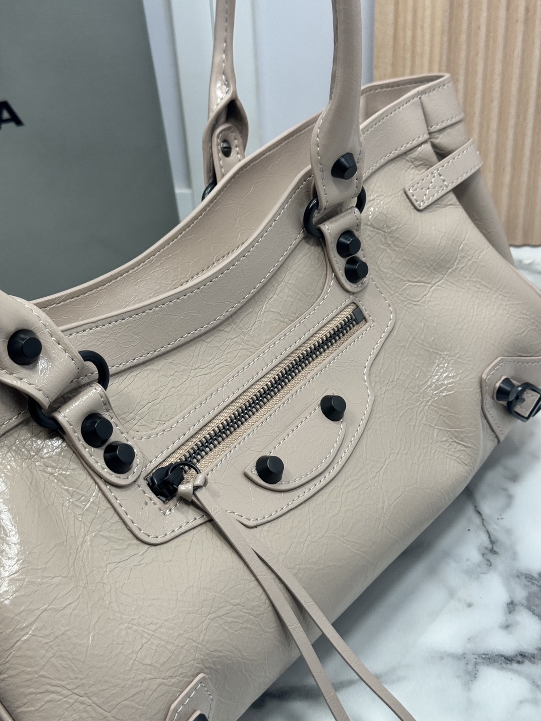 ORI หนังแท้ | Balenciaga Le City Bag East-west Bag 32cm กระเป๋าถือ/สะพายข้างทรงยาวดีไซน์โดดเด่นสวยเท่ล้ำสมัย ที่สุดแห่งความไอคอนิกไม่เหมือนใคร มีกิมมิคและลูกเล่นแพรวพราว