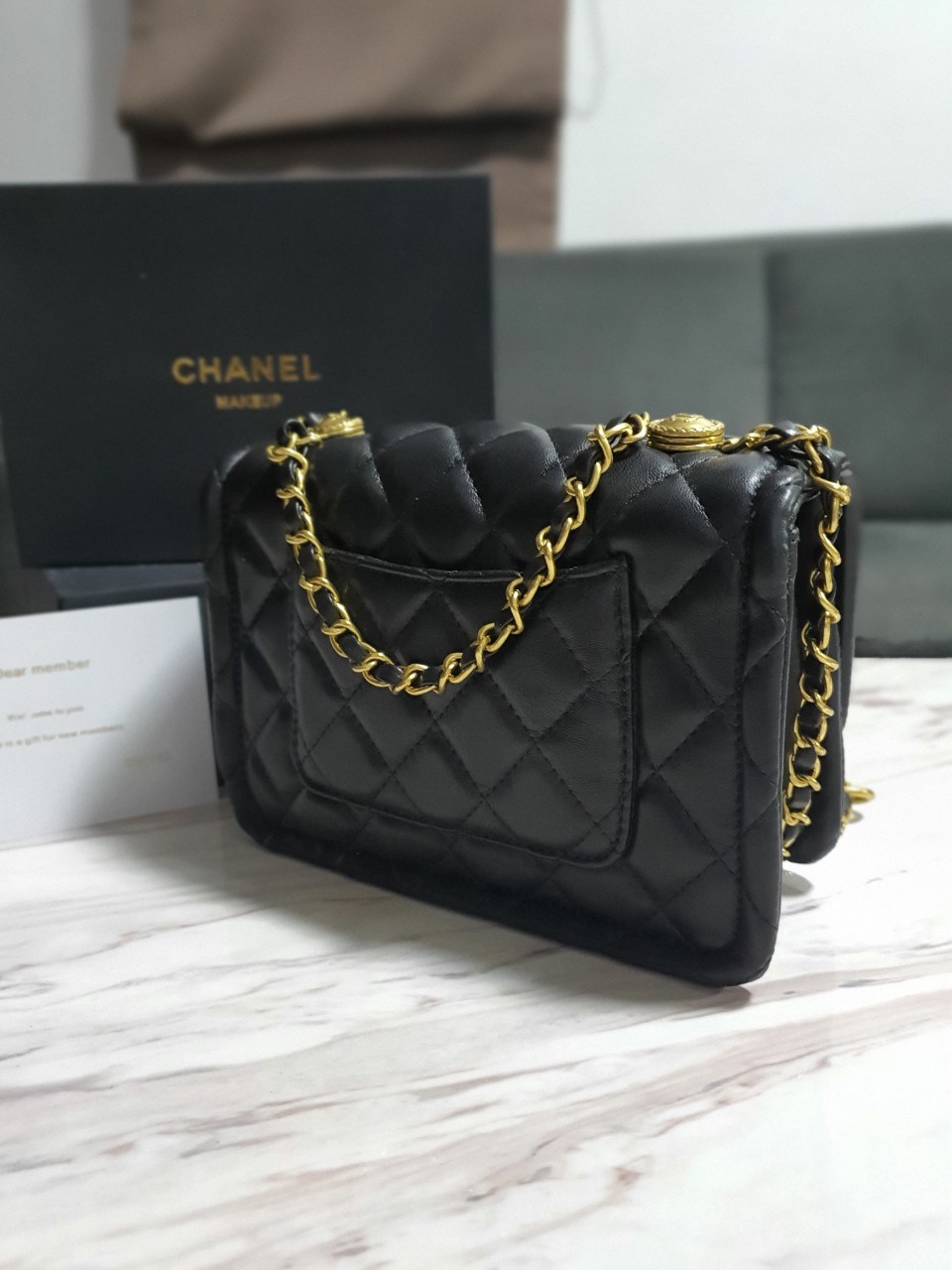 กระเป๋าทรงหรู จากงาน CHANEL VIP GIFT(GIFT WITH PURCHASE) จากเคาเตอร์ต่างประเทศ จากแบรนด์ CHANEL ลายหนังเรียบเงา อะไหล่ทองเข้มวินเทจ ด้านหน้าประดับโลโก้แบรนด์สีทอง เปิดปิดด้วยตัวหมุดล้อค มาพร้อมช่องซิปอีกหนึ่งช่อง มีแท็ก MADE IN ITALY ด้านใน ใช้ถือออกงานคื