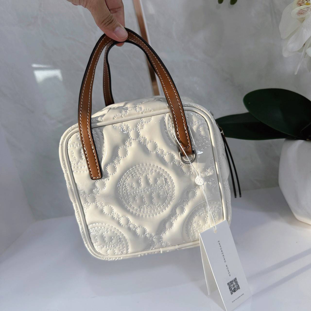 Tory Burch T Monogram Embroidered Patent Cube คอลเลคชั่นใหม่ รุ่นลิมิเต็ดรูปทรงใหม่ T Monogram สุดcube วัสดุหนังแท้ เปิด-ปิดด้วยซิป ภายในกว้าง มีช่องแยก 1 ช่อง สามารถใส่โทรศัพท์มือถือได้ทุกรุ่น สามารถถือหิ้วหรือสะพายได้ สายสามารถถอดและปรับระดับได้คะ