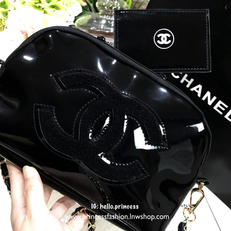 SET2pcs Chanel Cosmetic Cluth Bag With Chain (GWP) กระเป๋าถือหรือสะพาย VIP. gift แท้จาก Chanel Cosmetic Counter วัสดุหนังแก้วสีดำ ตัดโลโก้แบรนด์ขนวูฟสีดำ สวยหรู น้ำหนักเบา เปิดปิดด้วยซิปรอบสะดวก หัวซิปแบรนด์ ใส่ wallet ยาว, เครื่องสำอาง ของใช้จุกจิกได้เยอ