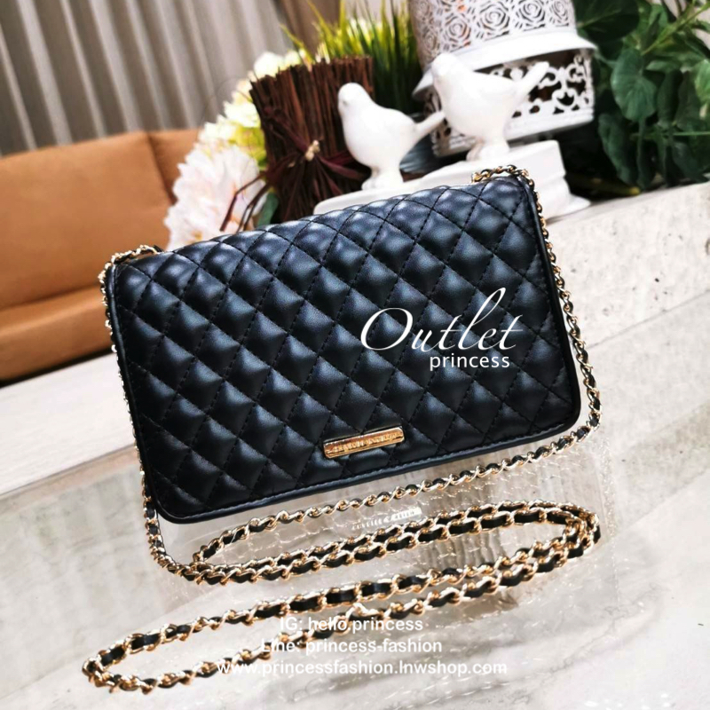 BEST SELLER! CHARLES & KIETH MINI CLUTCH BAG กระเป๋าสะพายทรงคลัชรุ่นยอดนิยมดีไซน์คลาสสิควัสดุหนังนิ่มลายตารางสวยอยู่ทรงขนาดมินิสไตล์ Chanel เปิดปิดด้วยตัวล๊อคแบบบิดอะไหล่ทอง ด้านหลังประดับโลโก้แบรนด์สวยดูดี มาพร้อมสายสะพายโซ่ร้อยหนัง Crossbody ได้สามารถซ้