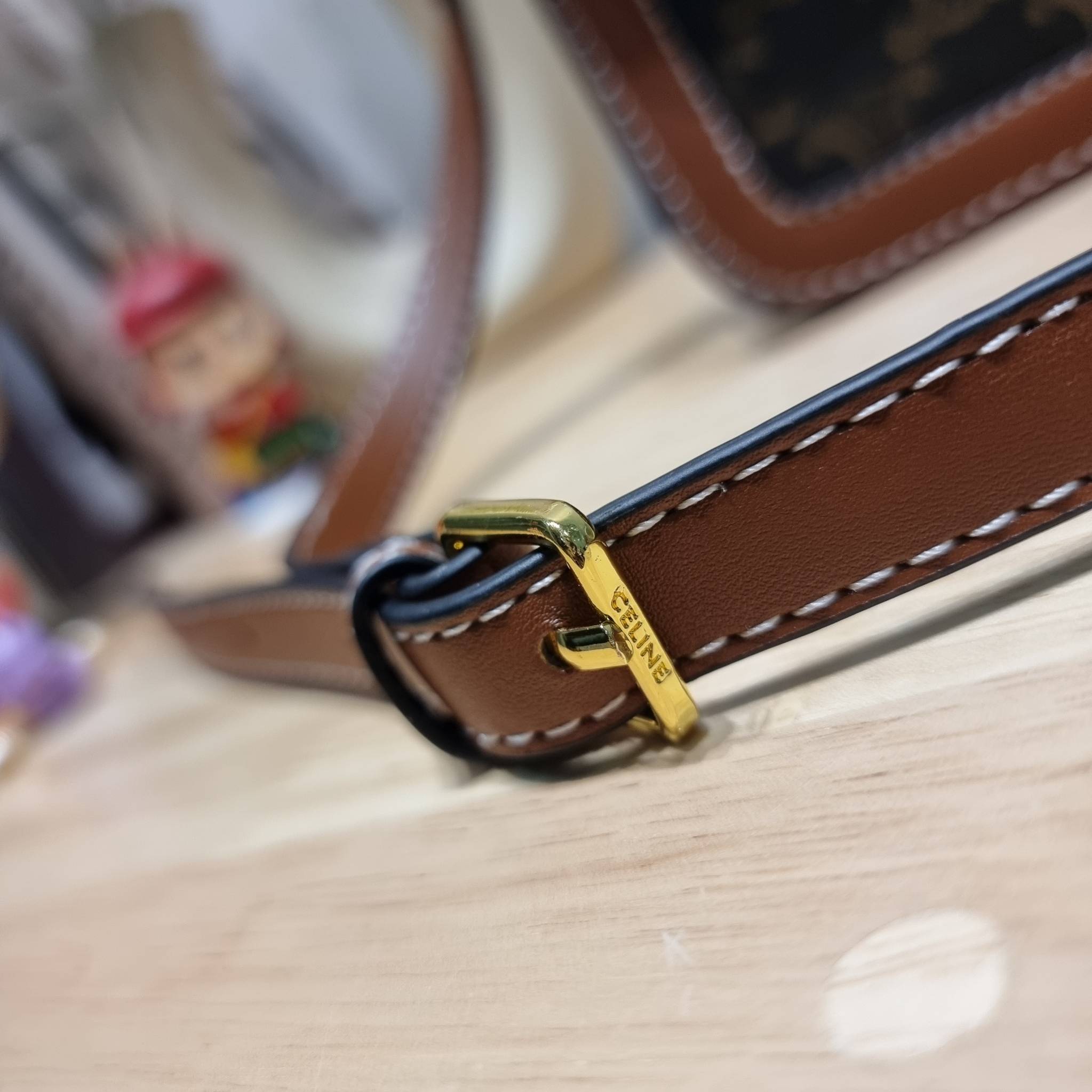 CELINE Classique Triomphe Bag / CELINE TRIOMPHE BAG MEDIUM IN TRIOMPHE CANVAS AND CALFSKIN ไม่มีไม่ได้เลยกับไอเท็มสุดคลาสสิค ที่รอบนี้จัดให้ไซส์ใหญ่กว่าเดิม กระเป๋าสะพาย สวยอยู่ทรง ดีไซน์เป็นธรรมชาติ เนเชอรัลโทน