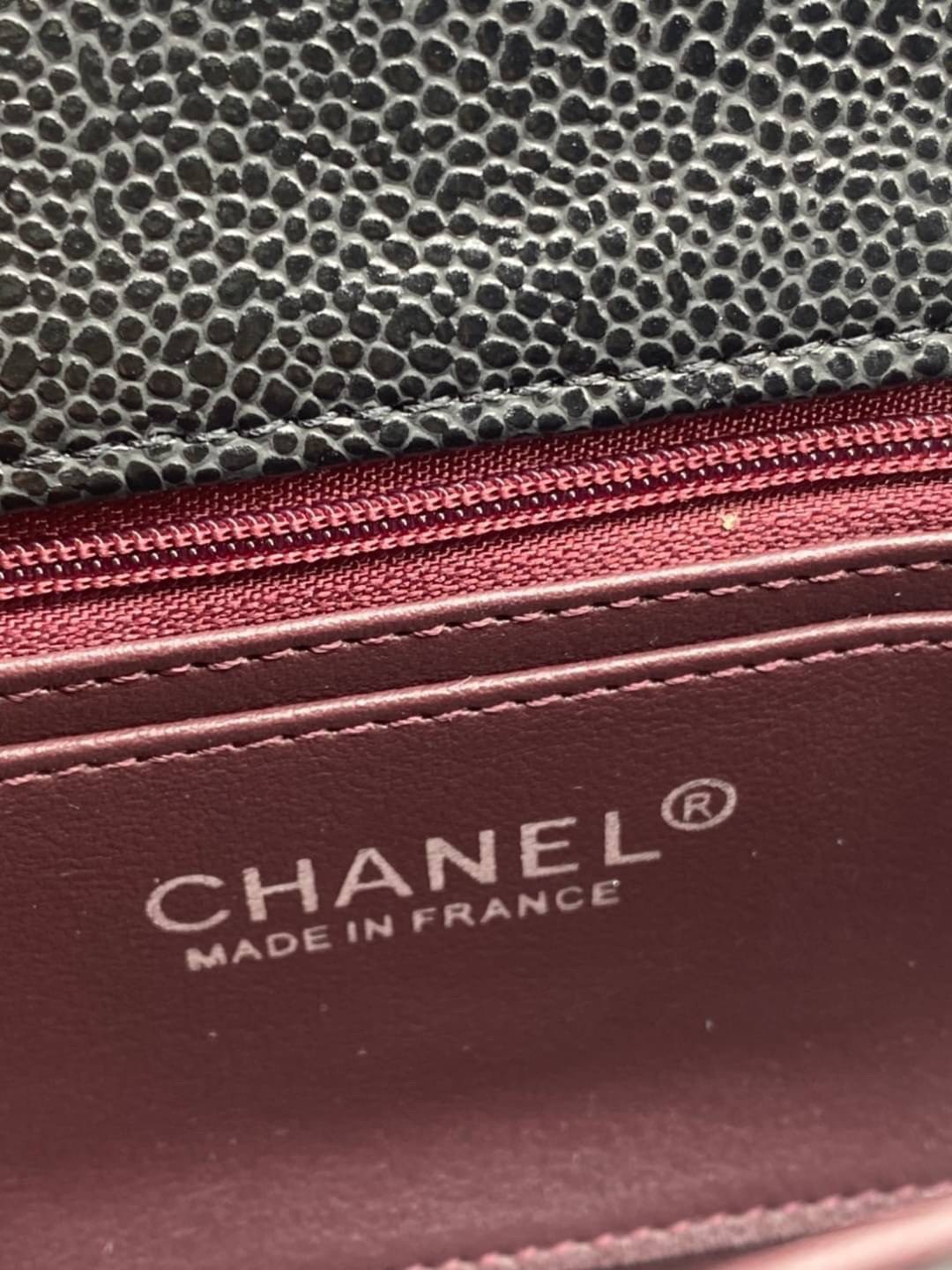 หนังแท้ CHANEL classic 8" black caviar รุ่นยอดนิยมไอเท็มฮิตวัสดุหนังคาเวียร์สวยคลาสสิค ด้านหน้ามีโลโก้แบรนด์อะไหล่ทอง/เงินสวยหรู ภายในสีแดงเบอกันดี้ เป็นใบยอดนิยมของสาวๆ เลยค่าา พร้อมส่งที่ไทยไม่ต้องรอพรีฯ สาวก Chanel Must Have! นะคะ