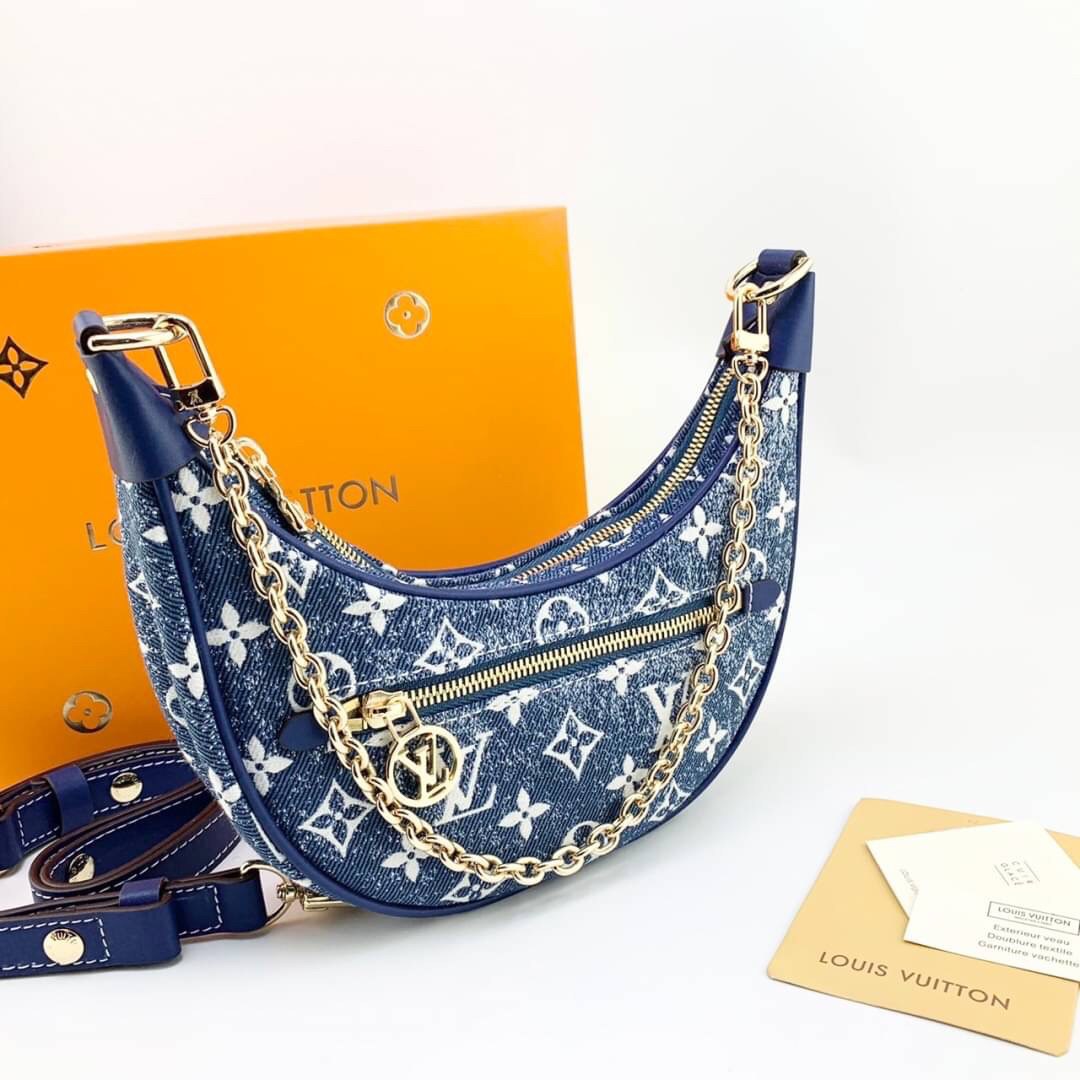 LV Loop Navy Blue Denim Jacquard textile lining / LOUIS VUITTON MONOGRAM LOOP BAG กระเป๋าทรง half-moon Loop พร้อมส่งกระเป๋าทรง half-moon Loop ที่รังสรรค์ออกมาได้สวย เก๋ และดูดีมากๆ ใบจริงสวย น่าใช้มากๆ ได้กับทุกๆวัน ตลอดวันเลยจริงๆ สินค้าเข้าใหม่ แนะนำ ห้
