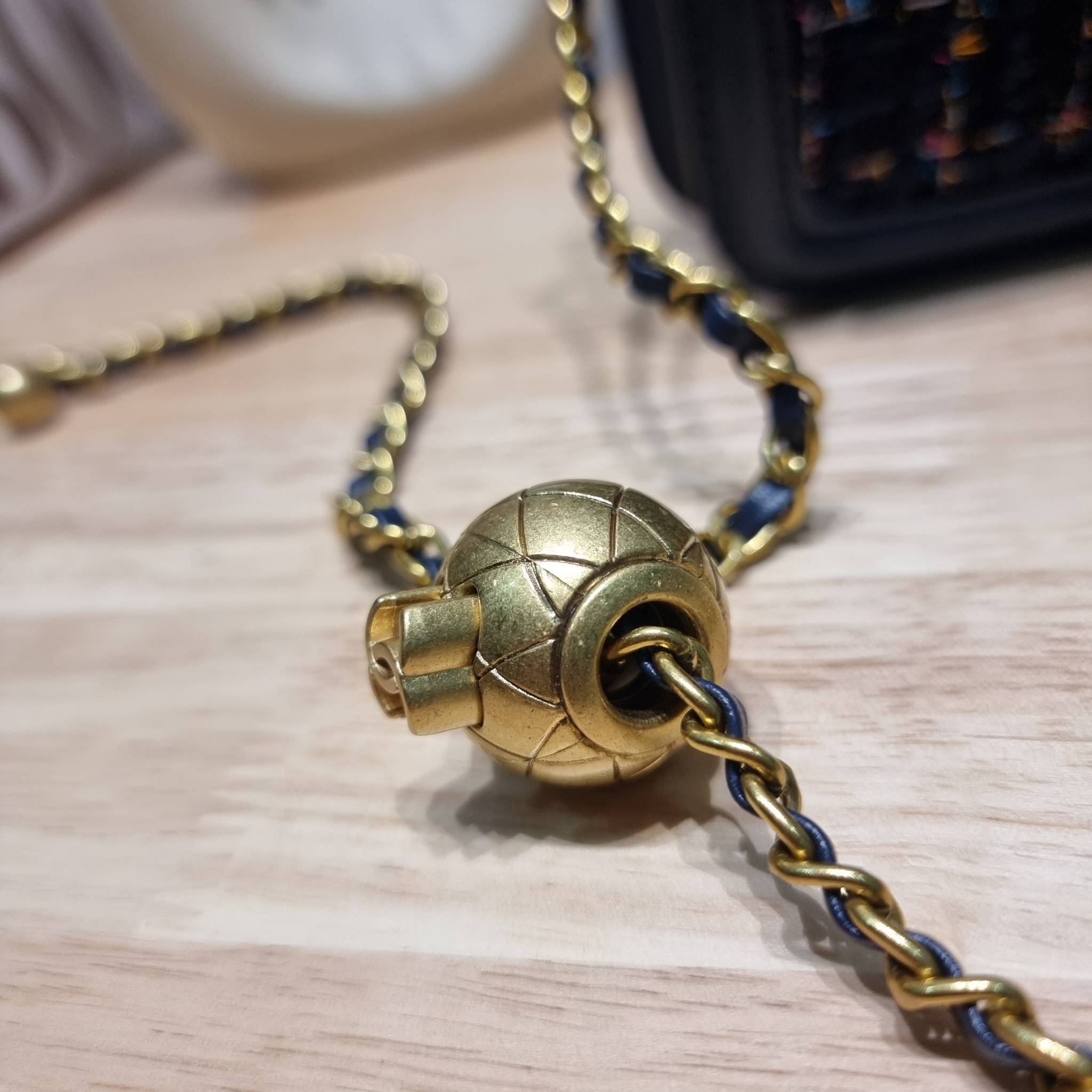 Chanel tweed mini flap bag / Chanel mini top handle กระเป๋าสะพายงานผ้าทวิตเอกลักษณ์เฉพาะของแบรนด์ งานสวยเป๊ะ มาพร้อมสายยาวถอดออกถือสวยๆเริ่ดๆ คิวท์มาก!! ดีเทลน่ารักเพียบ!!