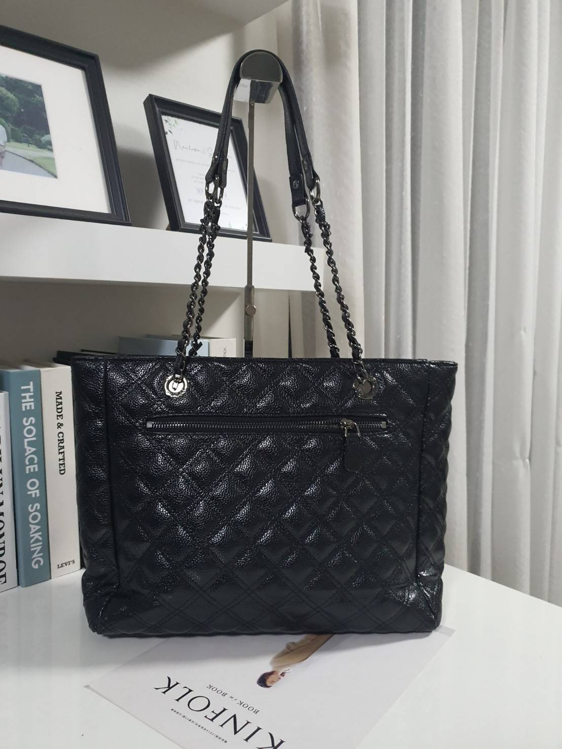 GUESS WOMEN'S CESSILY TOTE FLAP BAG ของแท้ กระเป๋าสะพายทรง SHOPPING BAG หนัง PU หนังนิ่มสีดำเล่นลายเหลือบกลิตเตอร์