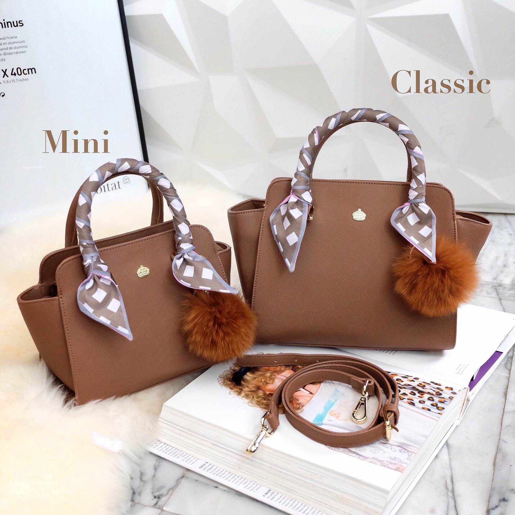 รุ่นขายดีตลอดกาล กระเป๋าหนัง saffiano สวยมากๆค่า รุ่น KEEP Infinite office bag สวย น่ารัก ขนาดตอบทุกโจทย์การใช้งาน เห็นแล้ว **หลงรักเลยคะ 🌲ตัวกระเป๋าขนาดกำลังดีหนังsaffiano ลายสวยที่สำคัญ ดูแลรักษาง่าย ประดับด้วยผ้าพันหูกระเป๋ารุ่นพิเศษ ทำให้กระเป