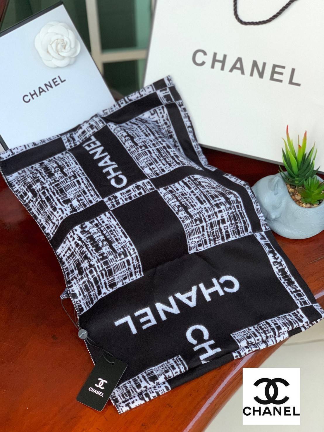 Chanel Shawl Wrap Scarf (With Box) พลาดไม่ได้กับของขวัญสำหรับเทศกาลดีๆที่กำลังจะมาถึง ส่งมอบความรู้สึกดีๆให้กับคนที่คุณรัก ด้วยผ้าพันคอ หรือ ผ้าคลุมจากแบรนด์ดัง ด้วยเนื้อผ้าแบบcashmereที่ถักทอแบบเนื้อละเอียด จึงทำให้นุ่มน่าสัมผัส ให้ความอบอุ่นได้ดี ไม่ว่า