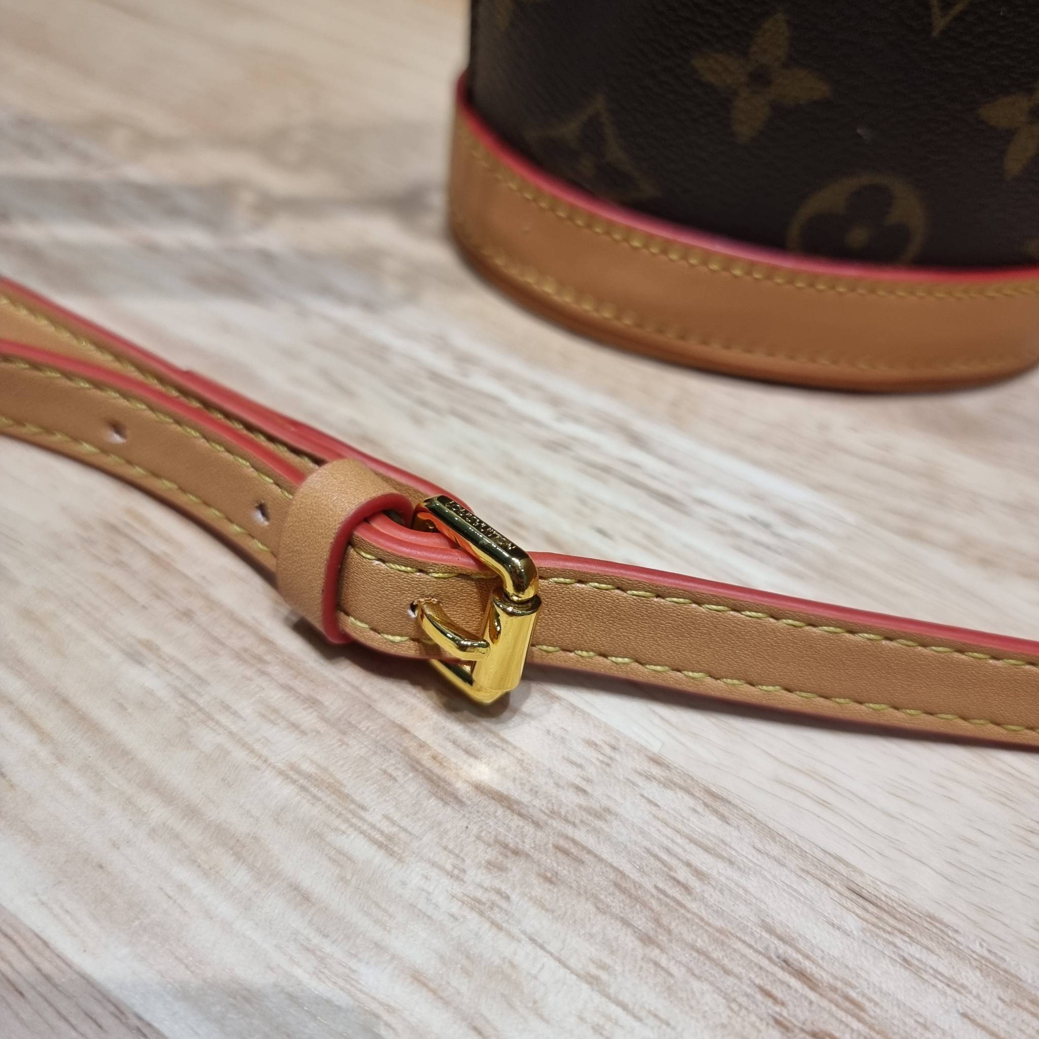 LV FOLD POUCH กระเป๋าสะพายไซส์มินิ น่ารักน่าใช้ มีความกะทัดรัด ไม่เกะกะ แต่สามารถใส่ของจำเป็นได้ ใส่โทรศัพท์ กระเป๋าสตางค์ใบเล็กได้ รูปทรงสวย วัสดุหนังแคนวาส ปากกระเป๋ามีกระดุมแม่เหล็กคาด ใช้งานได้สะดวกยิ่งขึ้น ภายในเป็นช่องโล่ง มาพร้อมสายครอสถอดออกได้ ปร