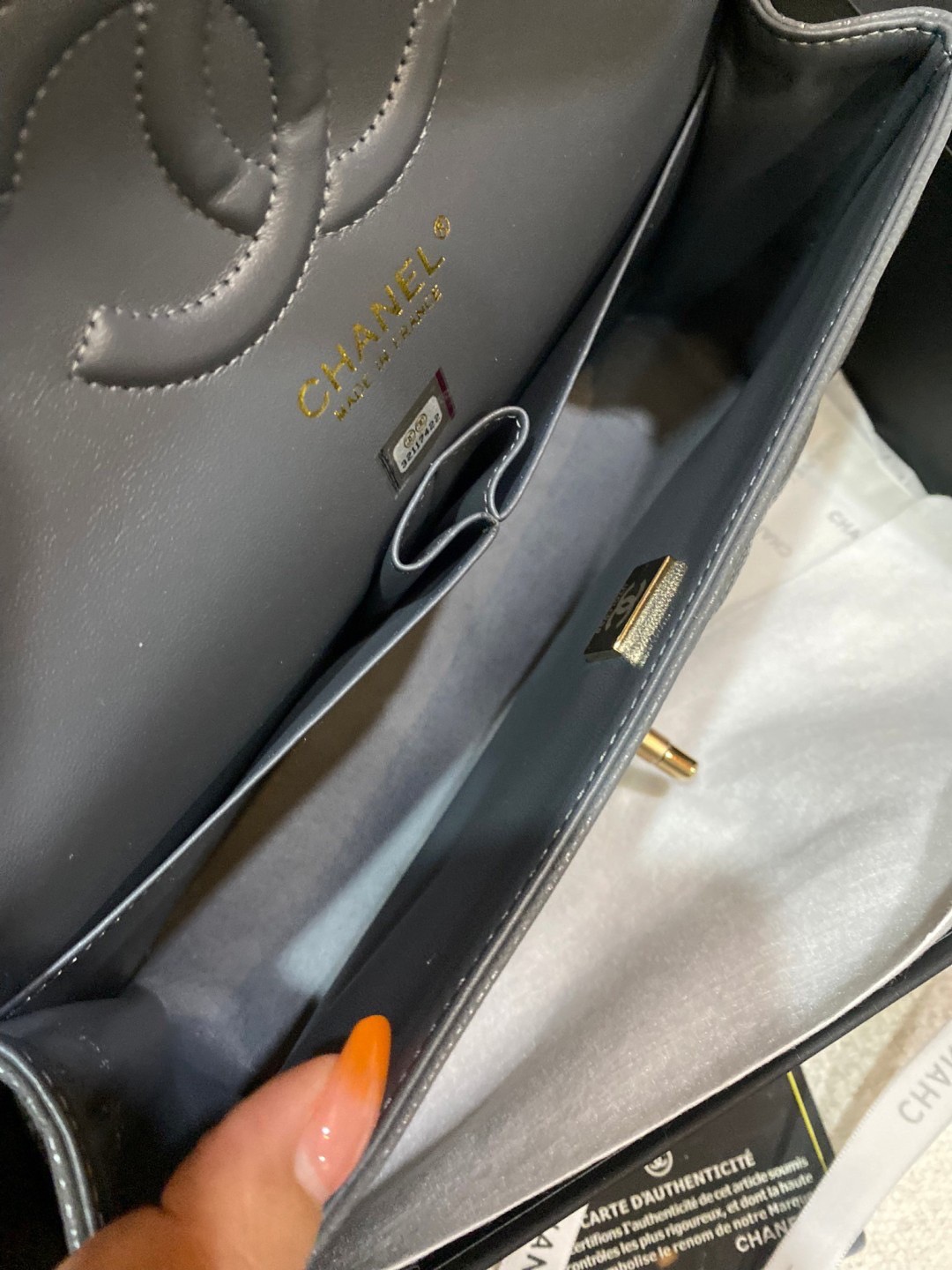 CHANEL Classic Medium Flap Bag กระเป๋าสะพายคลาสสิกรุ่นยอดนิยมตลอดกาล ดีไซน์เรียบหรูหราขับผิว งานหนังแท้สวยมาก มีอะไหล่เงินและทอง สุดยอดเดอะเบสท์ไอเท็ม