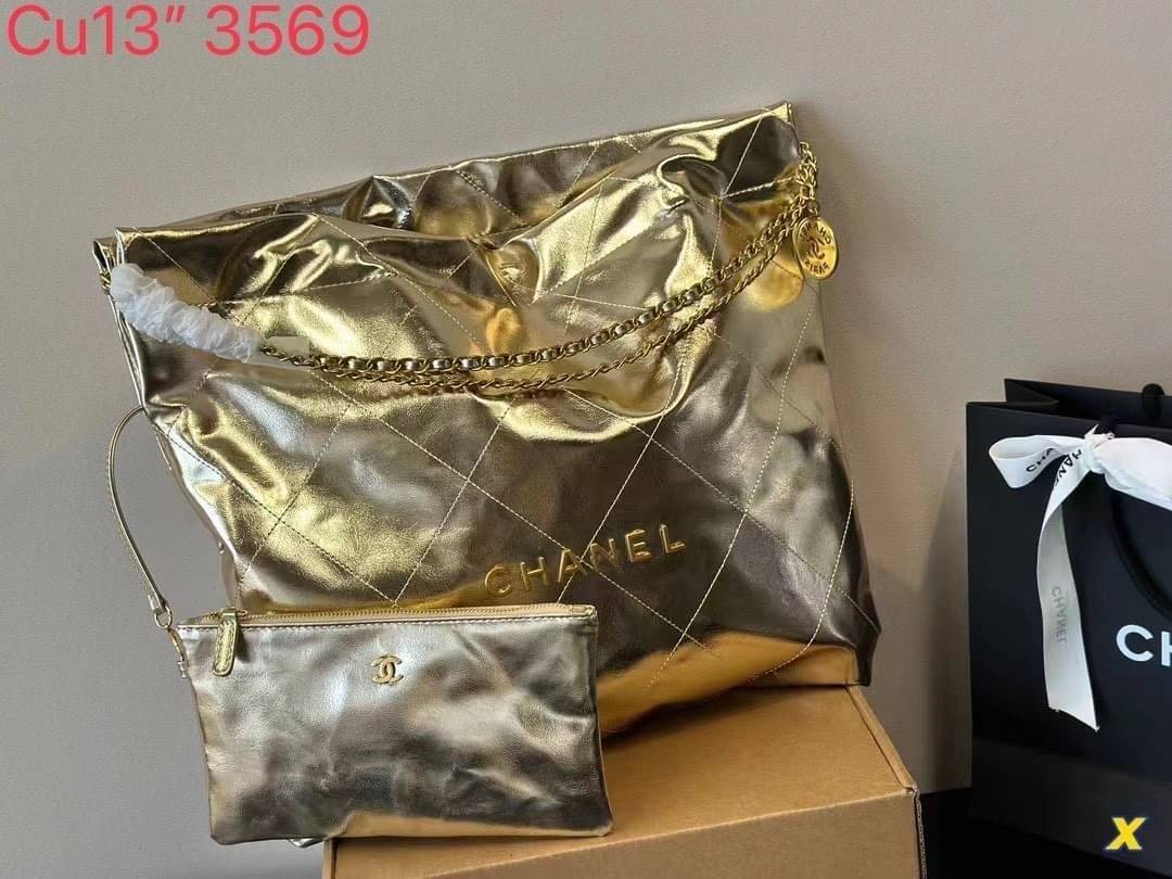 Chanel ss22 Logo CC shopping tote bag Metallics Color คอลสีใหม่เงางาม เข้าแล้วปังๆ หรูหรา สวยเลิศไปเลยค่า กระเป๋าทรงโท้ทที่มาแรงที่สุดในตอนนี้ก็คือรุ่นนี้เลย ใช้งานง่ายรุ่นนี้สามารถใช้ได้ทั้งผู้หญิงและผู้ชายน้า