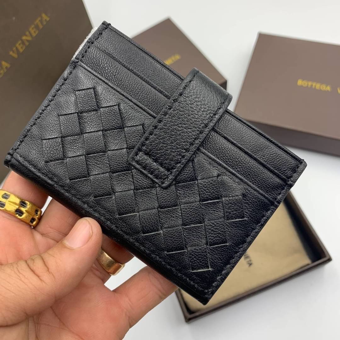 หนังแท้ BOTTEGA VENETA CARD HOLDER BI-FOLD / BV Card Holder พร้อมส่งที่ไทย กระเป๋าใส่บัตร 2 พับ รุ่นคลาสสิกที่หยิบมาใช้งานได้บ่อยที่สุด งานหนังลูกวัวแท้ทั้งใบ ใช้ทนทานได้นาน ใช้ทนทานได้นานภาพสินค้าถ่ายจากงานขายจริง ใช้งานต่างประเทศได้ค่ะ
