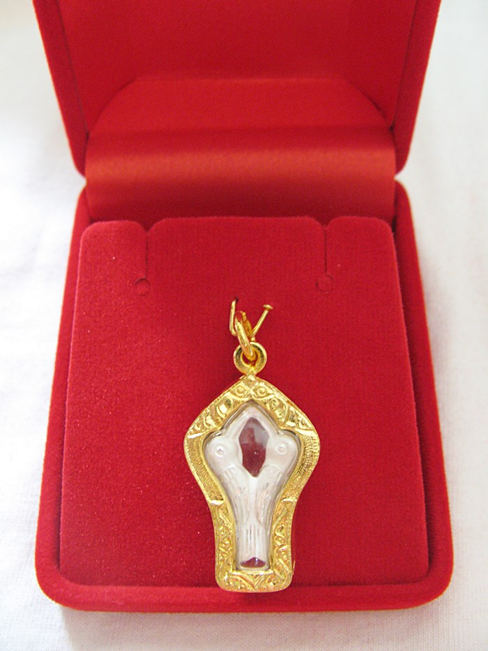 จี้สาริกาลิ้นทอง เนื้อเงินพ่นทราย เลี่ยมกรอบใหญ่ทองไมครอน พร้อมกล่องกำมะหยี่และใบคาถาค่ะ