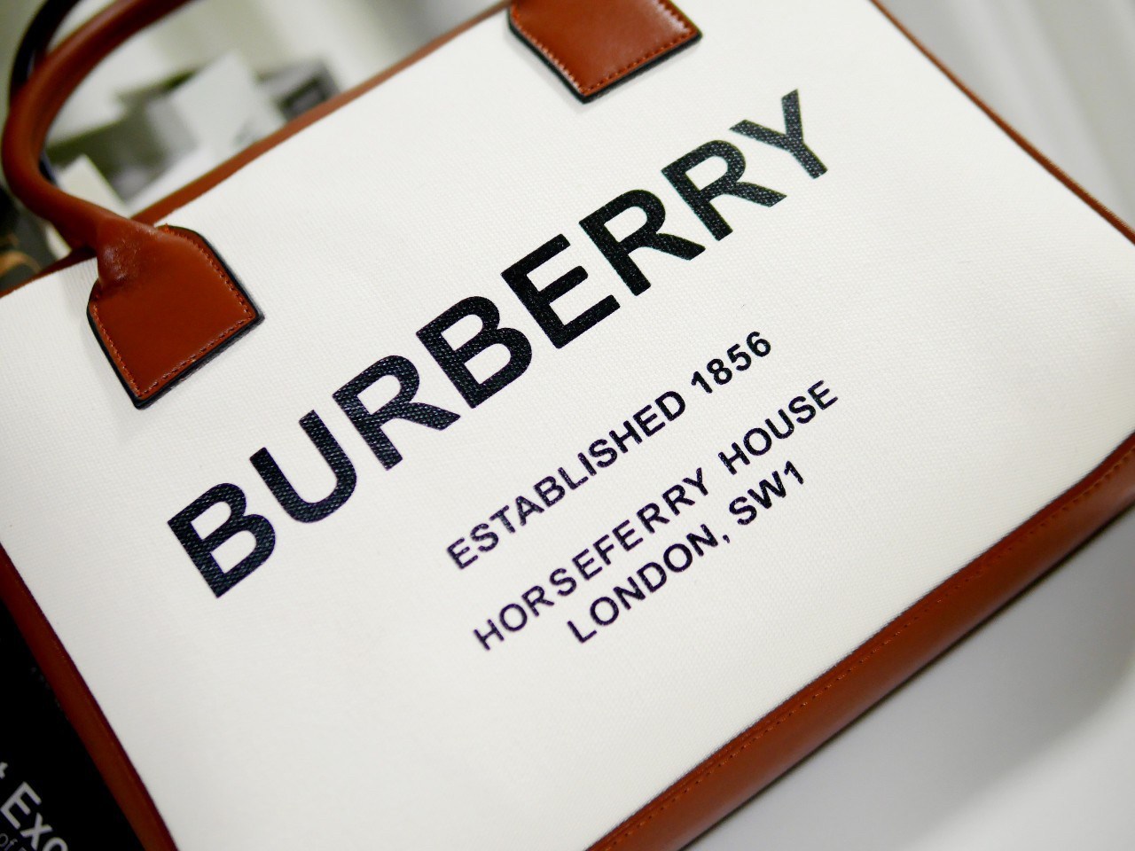 กระเป๋าทรงหมอน สวยสุดคลาสสิค BURBERRY BAG VIP GIFT WITH PURCHASE (GWP) พรีเมี่ยมกิ๊ฟ Limited Edition จากBURBERRY วัสดุผ้าแคนวาสสีขาวเรียบสวยมาก สกรีนโลโก้แบรนด์ด้านหน้า เปิดปิดด้วยซิปมีที่จับหนัง ด้านในใส่ของได้เยอะจุใจ ใส่ไอแพดมินิได้ค่ะ อะไหล่แบรนด์สีทอ