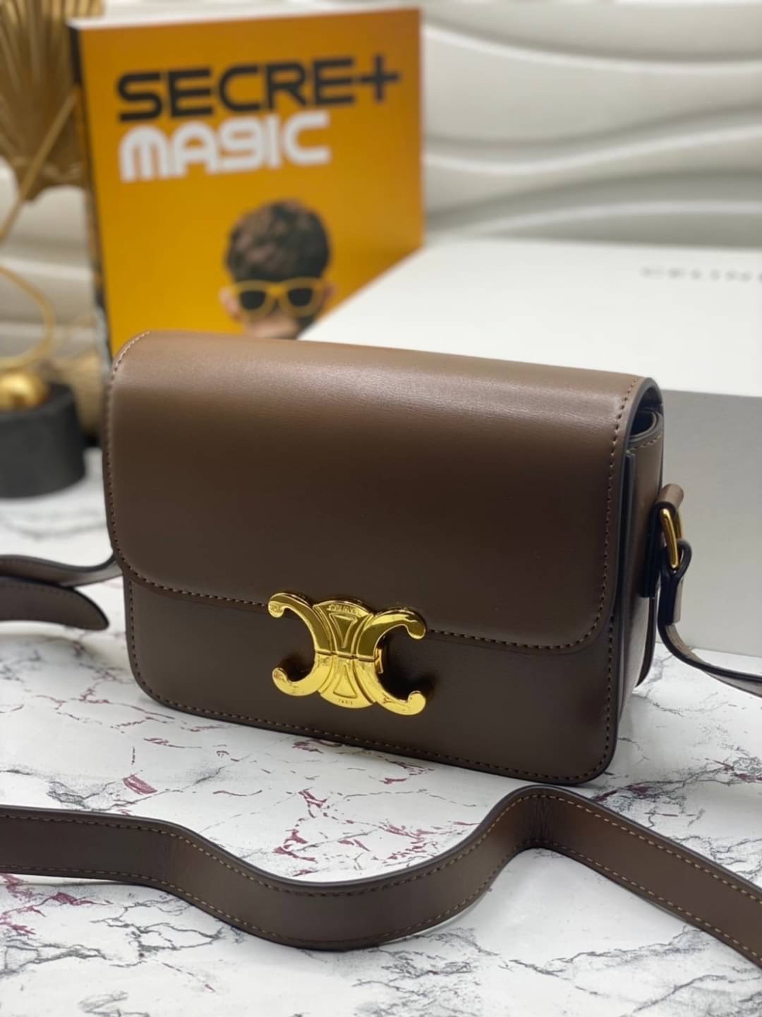 CELINE TRIOMPHE CROSSBODY BAG / CELINE TEEN ดีไซน์ยอดนิยมสไตล์ LISA ทรงสี่เหลี่ยมหนังสวยหรูอยู่ทรงเปิดปิดด้วยฝาปิดโลโก้แบรนด์อะไหล่ทอง ภายในมีช่องหลัก ช่องย่อย และช่องซิป สามารถใส่มือถือของใช้จุกจิกได้เยอะ มาพร้อมสายสะพายหนังยาวปรับระดับได้ จะสะพายไหล่ CR