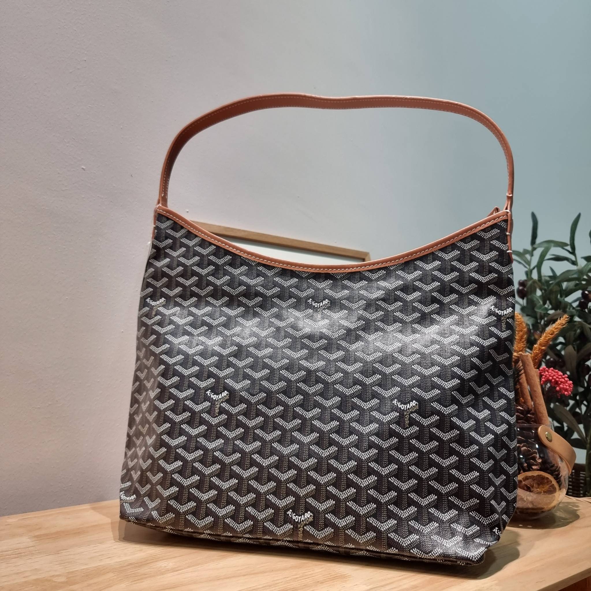 GOYARD BOHEME HOBO BAG / GOYARD HOBO กระเป๋าสะพายทรงโฮโบ ใบใหญ่จุใจ!! มาครบสีขายดี เลิศทุกสี รูปทรงคลาสสิค ดีไซน์เป็นเอกลักษณ์ วัสดุหนังแคนวาสพิมพ์ลายสวยคม ปากกระเป๋ามีซิปเปิด-ปิดกันของหล่นได้ ภายในโล่งกว้างมาก มาพร้อมสายคล้องในตัว ทนทาน สะพายสวยๆได้ทุกวั