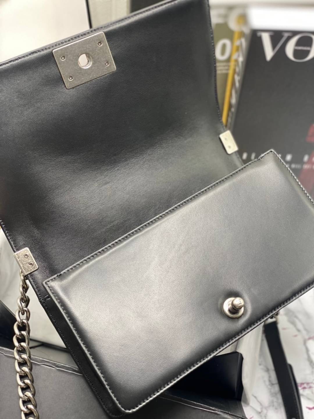 หนังแท้ CHANEL BOY 10" หนังเรียบ อะไหล่เงิน/ทอง พร้อมส่งที่ไทย หนังลูกวัวแท้ อะไหล่โลหะสีรูทีเนียม สวยคลาสสิกทุกยุคสมัย เกรดออริจินอล 1:1 ภาพสินค้าถ่ายจากงานขายจริง ใช้งานต่างประเทศได้