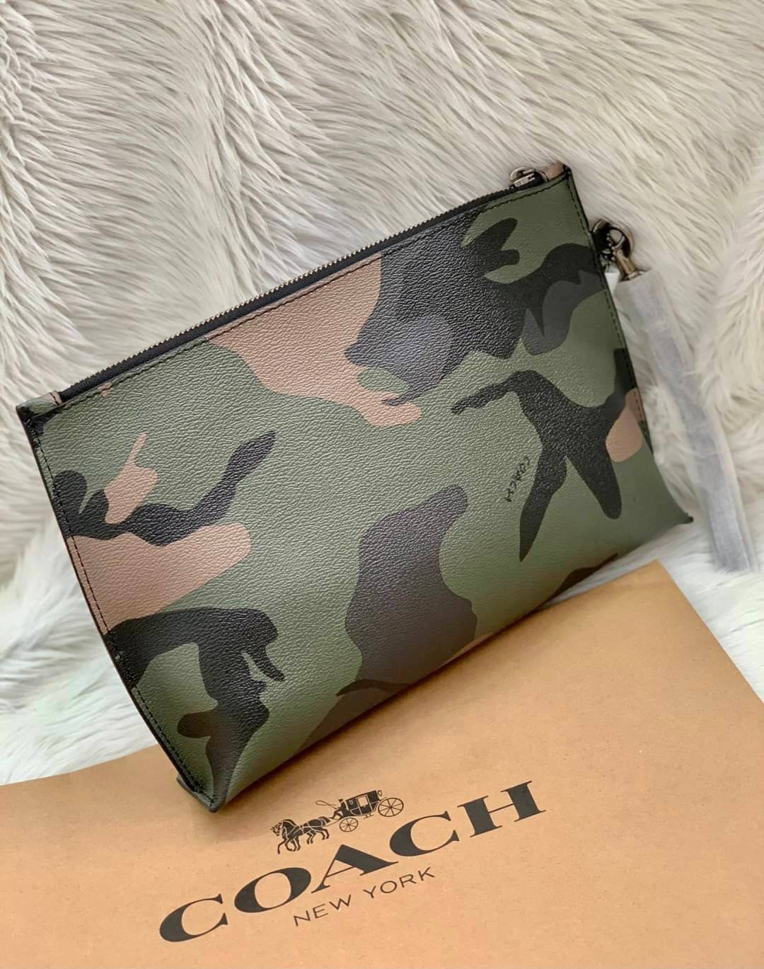 COACH CARRYALL POUCH WITH CAMO PRINT ((29127)) พร้อมส่งค่ะ! กระเป๋าคล้องมือแบบคลัท หนังแท้ หนังนิ่มลายทหารสวยค่ะ;สารมารถใส่ i pad;Tablet (บางรุ่น) ได้ค่ะ; มีช่องเล็กใส่ของจุกจิกสิงช่อง;ซิปซ่อนด้านหน้าหนึ่งช่อง พร้อมสายคล้องมือถอดออกได้หนึ่งสาย