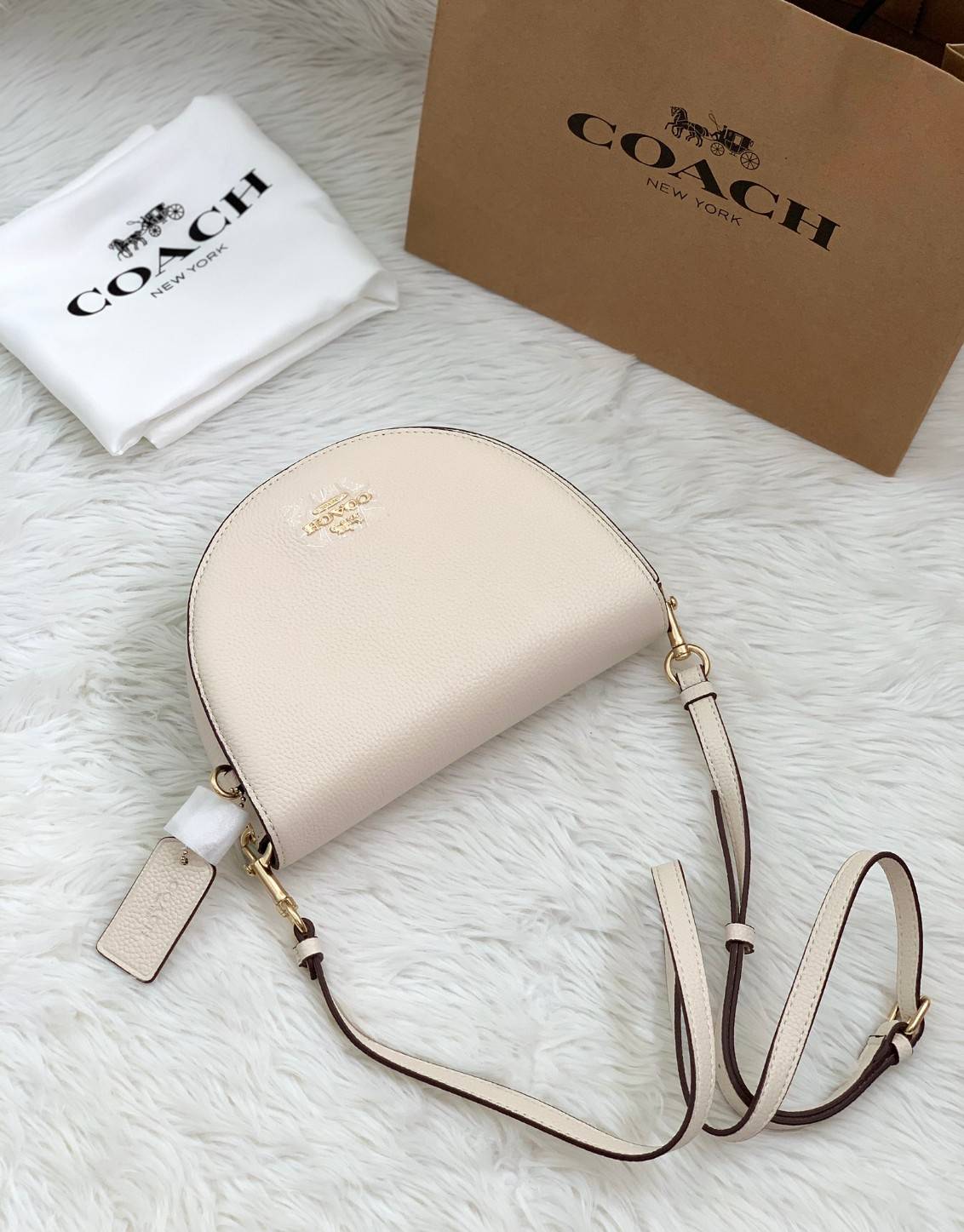 พร้อมส่งที่ไทยครบทั้ง6สีค่ะ 😘 Coach Ellen Crossbody In Signature ((C1432)) กระเป๋าทรงฮาฟมูนรูปทรงคลาสสิก ออกแบบให้มีลักษณะโค้งมน ไม่ดูเป็นทรงแข็งจนเกินไป ดีไซน์และสีของกระเป๋ายังเรียบง่าย เข้าได้กับทุกชุด สะพายครอสบอดี้ร์//สะพายข้าง หรือถือแบบคลัท