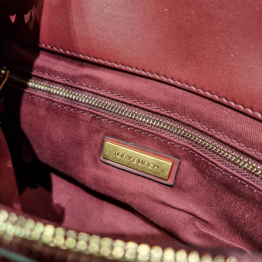 TORY BURCH FLEMING SOFT CONVERTIBLE SHOULDER BAG รุ่นหายากที่สาวๆตามหา มาพร้อมเสิร์ฟความสวยถึงบ้านไปเลยจ้า รอบนี้คัดสีสวยๆมาให้ได้ช้อปกันอย่างจุใจไปเลย กระเป๋าสะพายไหล่ หนังแท้นิ่มเต็มใบ สวยหรูดูแพง เปิด-ปิดด้วยตัวกดล็อคแน่นหนา สายสะพายในตัวปรับใช้ได้ 2 แ