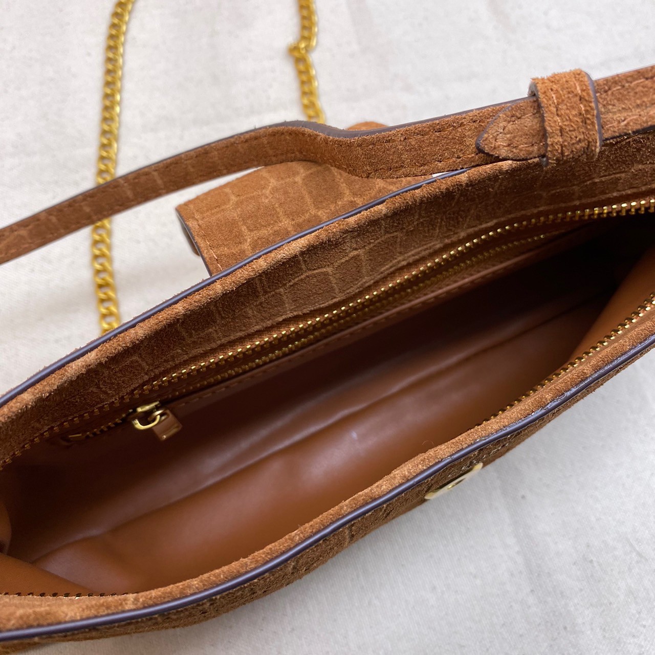 CELINE MEDIUM WILTERN BAG IN CROCODILE EMBOSSED SUEDE CALFSKIN / Celine hobo / Celine Bag พร้อมส่ง กระเป๋าถือ/สะพายโซ่อะไหล่ทองหรูหรา ทรงโฮโบ สวยผู้ดี ใช้งานง่าย โดดเด่นด้วยโลโก้สีทอง