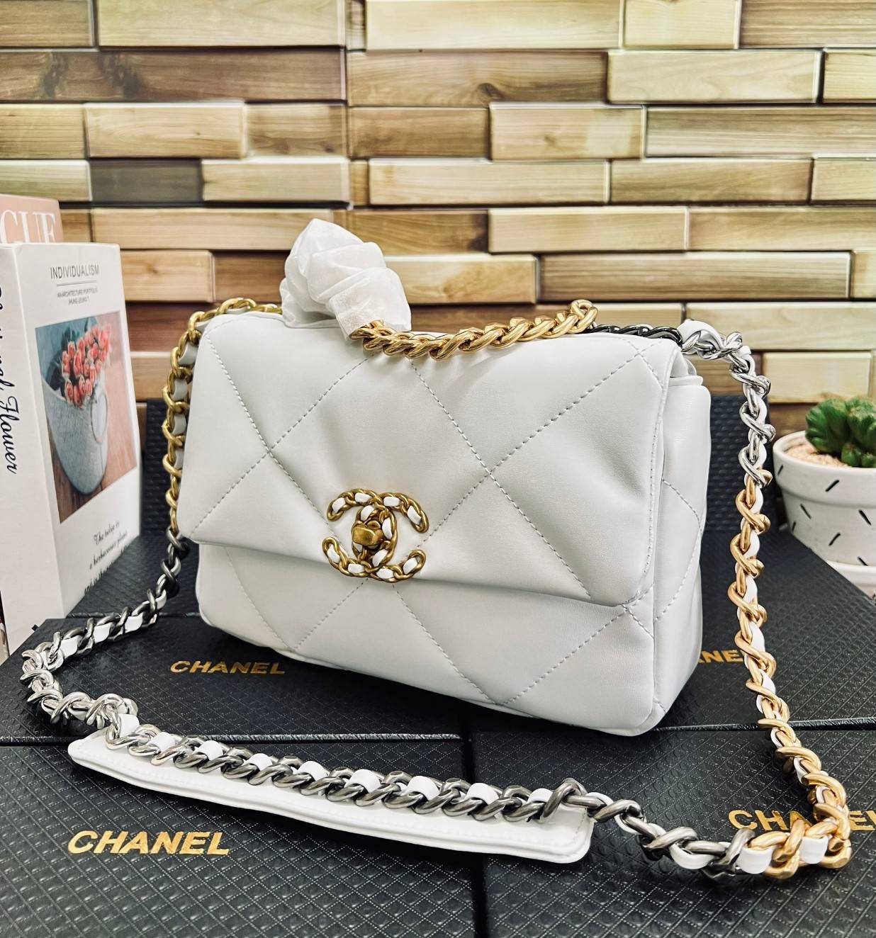 CHANEL 19 FLAP BAG / CHANEL LEATHER SHOULD BAG จำนวนจำกัด_หนึ่งในรุ่นที่สาวๆต้องมีค่า 🌟พร้อมส่ง ที่สุดของความคลาสสิค ห้ามพลาด ก่อนหมดค่ะ! กับกระเป๋าที่สามารถหิ้วได้