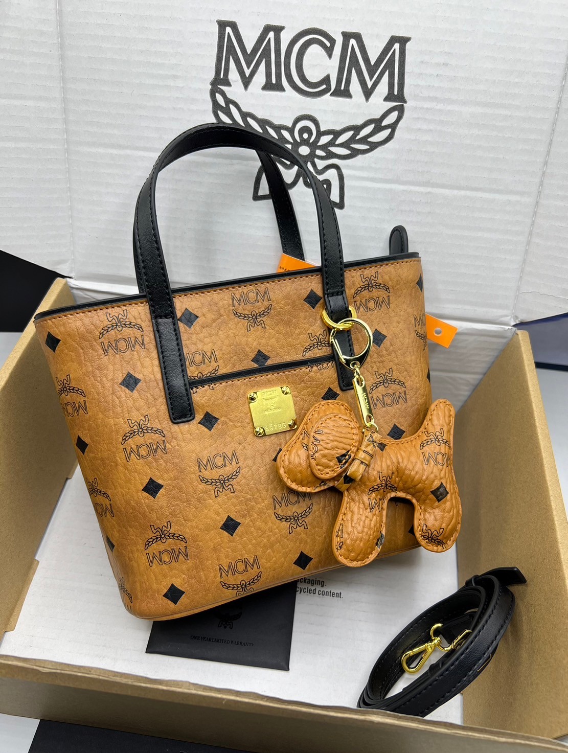 M.C.M Mini Anya Top Zip Shopper in Visetos กระเป๋าทรงโท้ท พร้อมพวงกุญแจน้องหมาห้อย พิมพ์ลายสวยงาม เกรดท็อปออริ 1:1 สลับแท้