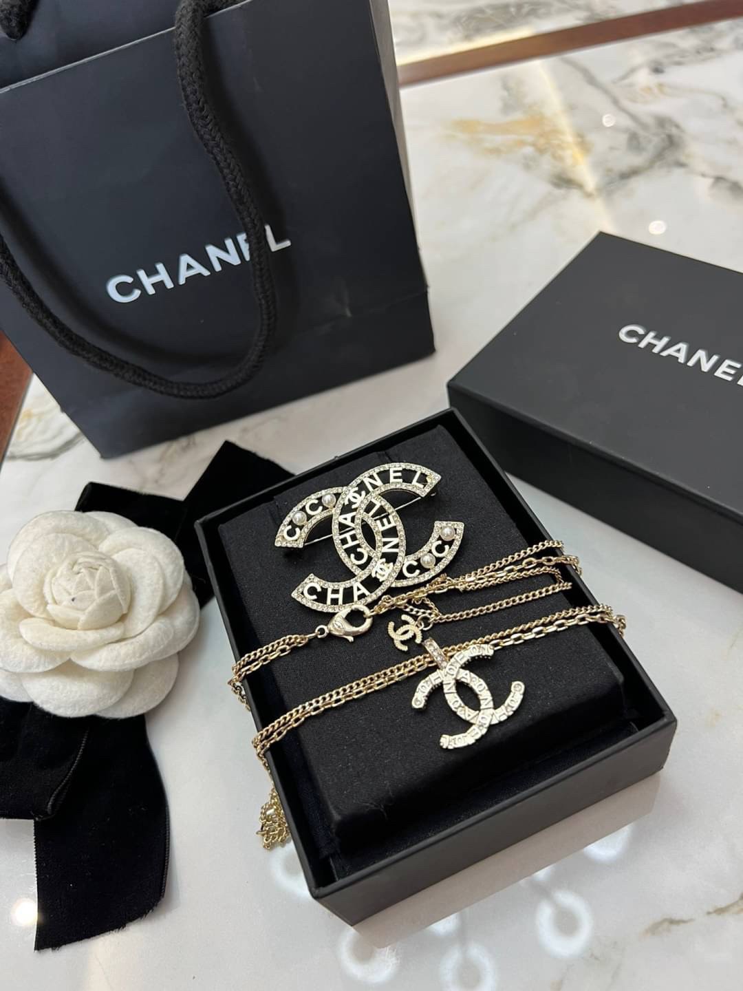 พร้อมส่ง ซื้อ1ได้ถึง2ชิ้น ในเซ็ตเดียว CHANEL JEWELRY SET / Chanel brooch / Chanel necklace ชุดเครื่องประดับครบชุดสุดอลังการ