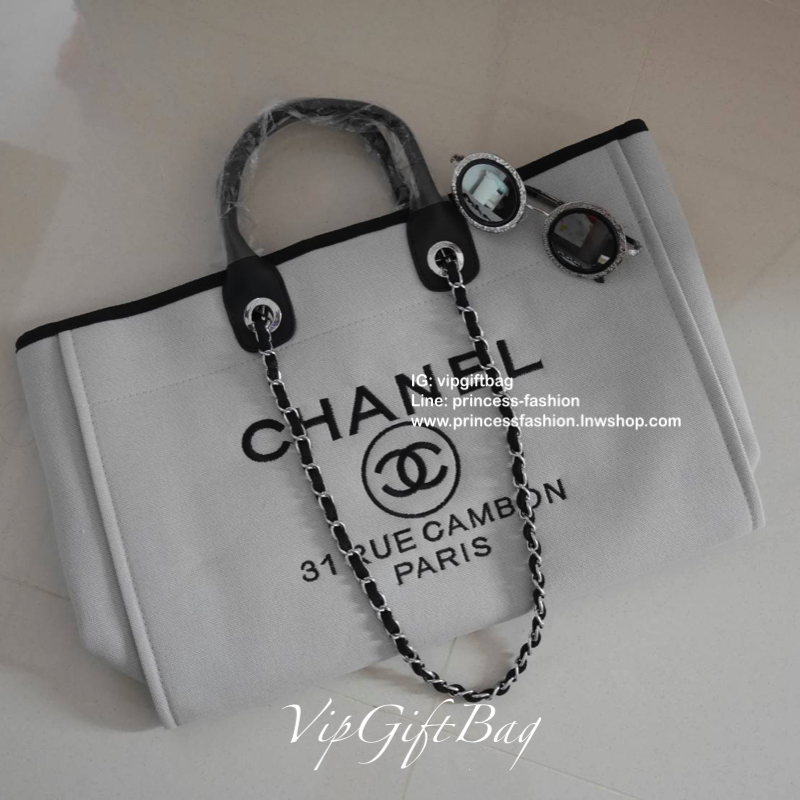 Chanel tote canvas bag จากงานพรีเมี่ยม VIP GIFT รุ่นดังเลยค้า Size ใหญ่อลัง บอกเลยว่า *งานดีที่สุด ตัวกระเป๋า กระเป๋าผ้าเป็นผ้า canvas เนื้อดีสมราคา สัมผัส นุ่มลื่นมือมากกกก อะไหล่เงินปั้มแบรนด์แท้ทั้งใบ ด้านหน้าปัก logo แบรนด์สุดหรู จุของได้เยอะมากก มีช่