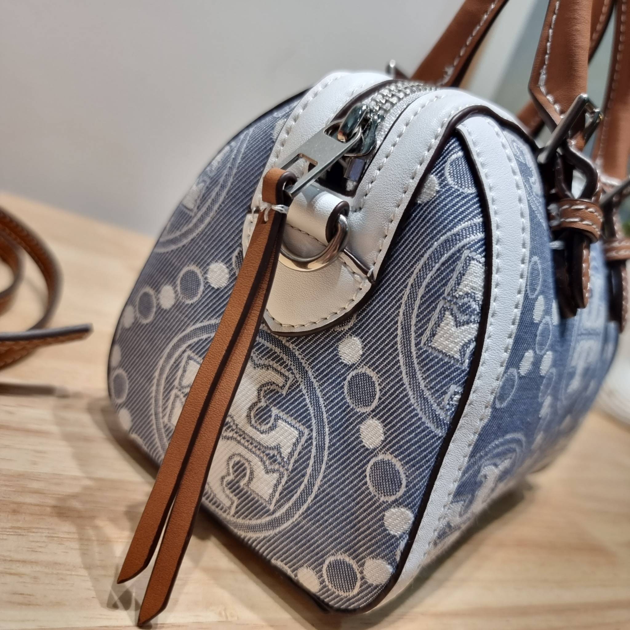 TORY BURCH Petite T Monogram Denim Barrel Bag / TORY BURCH MINI T MONOGRAM DENIM TOTE คอลเลคชั่นใหม่รับซัมเมอร์นี้ กับกระเป๋าสะพายทรงโท้ท ไซส์มินิ ดีไซน์โทนสีฟ้า สวยคม