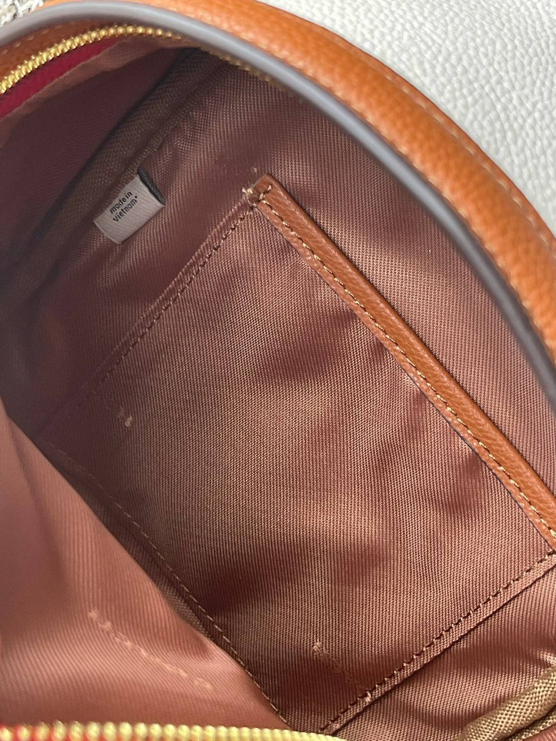 COACH CHARTER BACKPACK WITH PATCHES กระเป๋าเป้สะพายรุ่นนี้เป็นส่วนหนึ่งของ Coach Pride Collection ซึ่งเป็นการเฉลิมฉลองความเสมอภาค ความหลากหลาย และการแสดงออกถึงตัวตนที่แท้จริงภายในชุมชน LGBTQIA+ ในเดือนนี้และทุกเดือน กระเป๋าเป้ใบเล็กใบนี้เป็นรูปทรงย้อนยุคพ