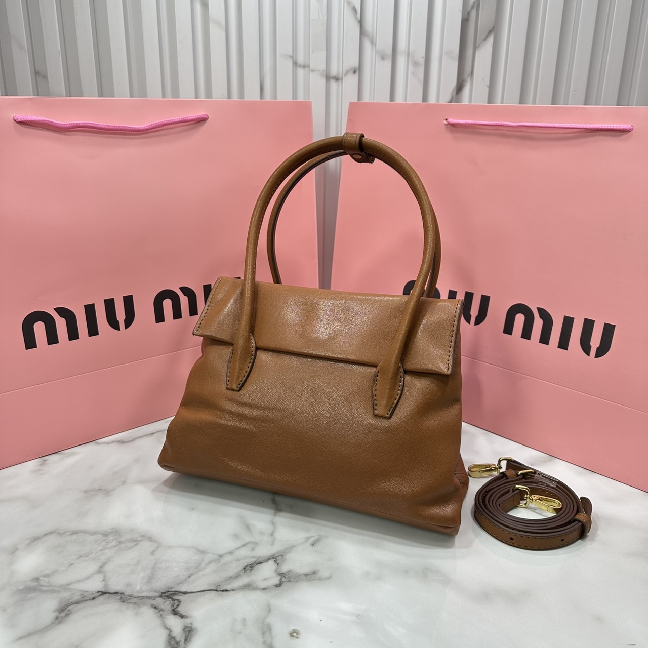 ORI หนังแท้ | Miu Miu Solitaire leather bag กระเป๋าสะพายทรงโท้ทโฮโบ เรียบง่าย เรียบหรูดูลัคชูสุดๆ สวยก่อนใครกับคอลใหม่ล่าสุดตัวแม่ตัวมัมไม่ควรพลาด จะของได้เยอะ ขนาดสะพายกำลังสวย สะพายไปทำงาน ไปเรียน ไปเที่ยวได้หมด ครบจบในใบเดียว