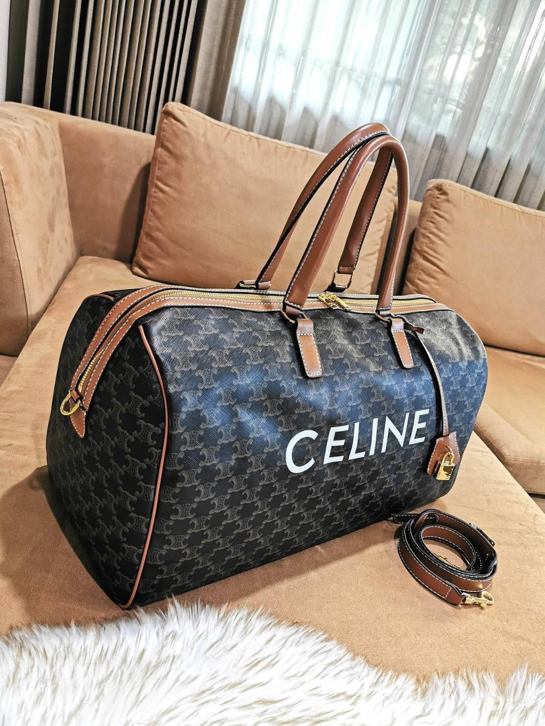 CELINE TRIOMPHE CANVAS BOSTON TRAVEL BAG VIP GIFT WITH PURCHASE (GWP) Limited Edition จาก CELINE PERFUME DUTYFREE วัสดุ TRIOMPHE CANVAS ใบใหญ่จุสัมภาระได้เยอะสุดๆหนังขึ้นลาย Signature สวยหรูสุดคลาสสิค ดีไซน์ไม่มีเอ้าท์ เปิดปิดด้วยซิปแบรนด์พร้อม Tag ห้อยแม
