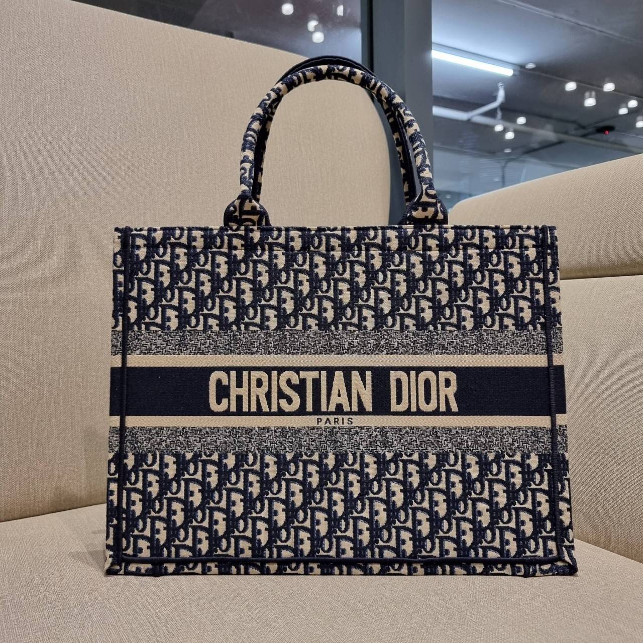 VIP 】HOT ARRIVAL!! DIOR CD SHOPPING BAG WITH GWP กระเป๋าทรงช้อปปิ้งใบใหญ่ จุใจ!! พรีเมี่ยมกิ๊ฟรุ่นดับเบิ้ลฮอต ดีไซน์คลาสสิควินเทจ สวยหรู วัสดุผ้าแคนวาสลายกราฟฟิค ภายในโล่งกว้างมากๆ ใส่ของจุสุดๆ โน้ตบุ้ค ไอแพด กระเป๋าสตางค์ มือถือ หรือเสื้อผ้ายังได้ สะพายค
