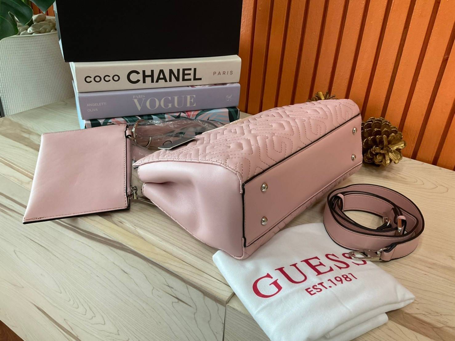 ของแท้ 💯% 】Guess Women’s Crossbody Bag กระเป๋าสะพายข้าง มาพร้อมกระเป๋าใบเล็ก ถอดออกแยกใช้งานได้ วัสดุ Pu หนังนิ่ม จับนุ่มมือมากๆ ด้านหน้าประดับโลโก้แบรนด์ กระเป๋ามีดีเทลเย็บลาย G