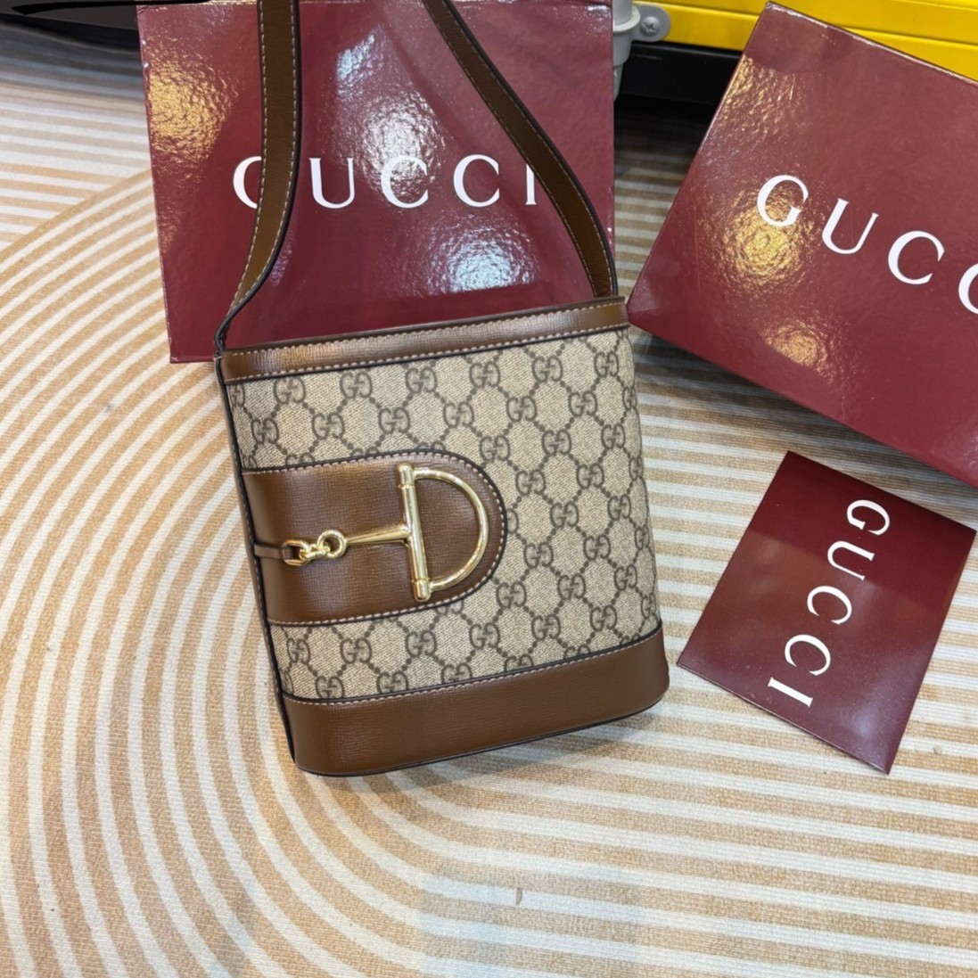 GUCCI 73 bucket bag กระเป๋าสะพายทรงบัคเก็ตยอดนิยม คอลใหม่ล่าสุด สุดยอดของความมีกิมมิคไม่เหมือนใคร วินเทจเรียบหรู ใช้แล้วดูแพง พร้อม box set โทนสีใหม่ของแบรนด์