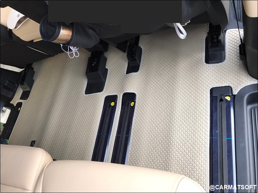 พรมปูพื้นรถยนต์ HYUNDAI STARIA 2021 ยางปูพื้นรถยนต์ ลายกระดุมเม็ดเล็ก สีครีม เข้ารูป เต็มคัน
