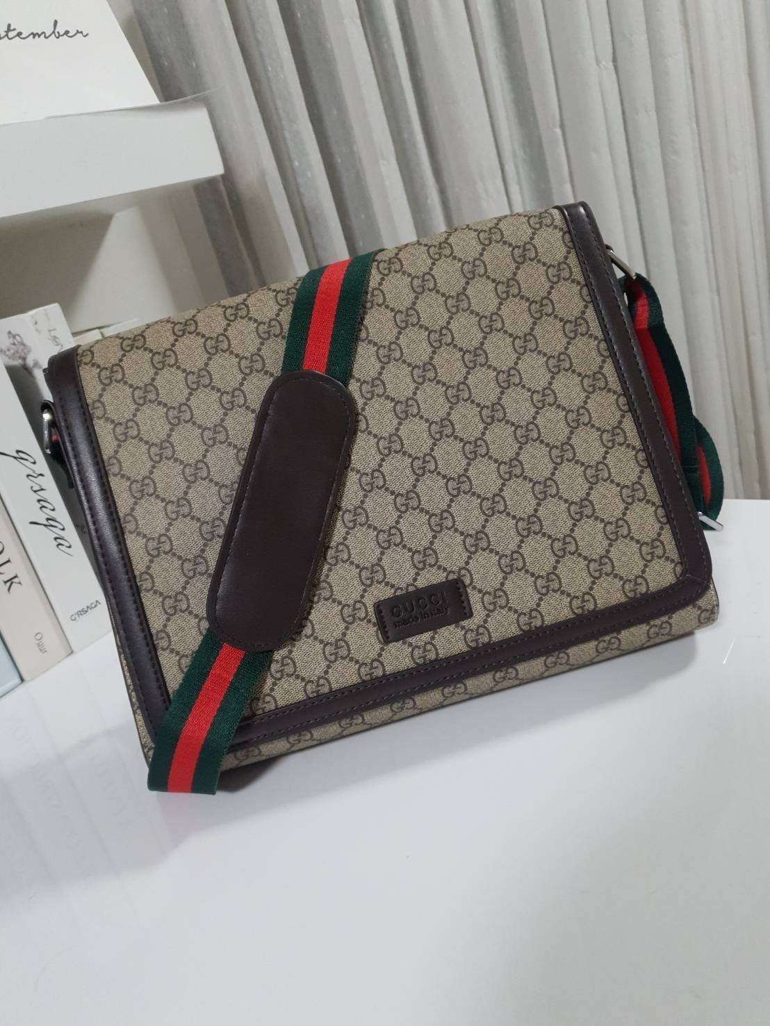 GUCCI VINTAGE MASSENGER BAG ใบใหญ่ ลายแบรนด์ตัดขอบ ทรงสุดฮิต ดีไซน์สวยตัวกระเป๋าอยู่ทรง